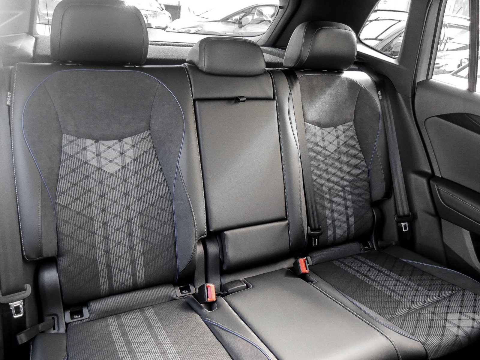 Volkswagen Tiguan 2.0 TDI R-LINE DSG BLACKSTYLE AHK HD-MATRIX LM20