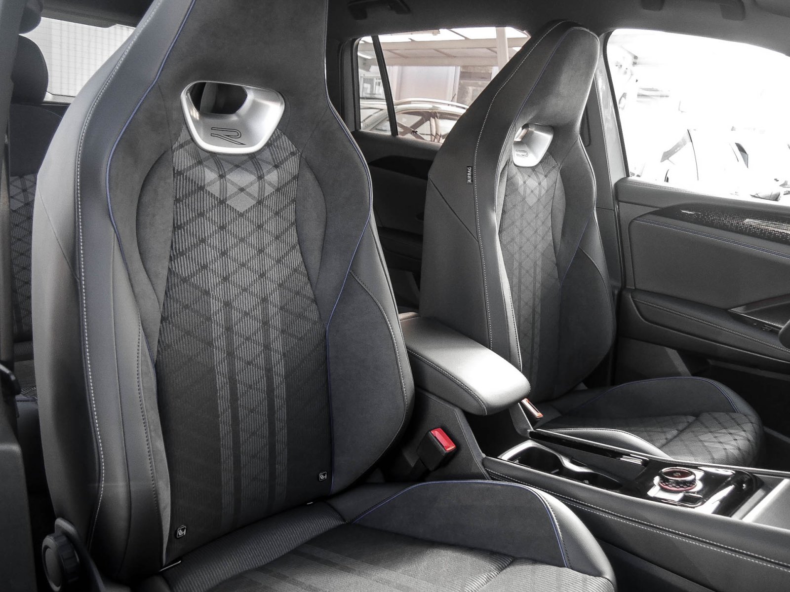 Volkswagen Tiguan 2.0 TDI R-LINE DSG BLACKSTYLE AHK HD-MATRIX LM20