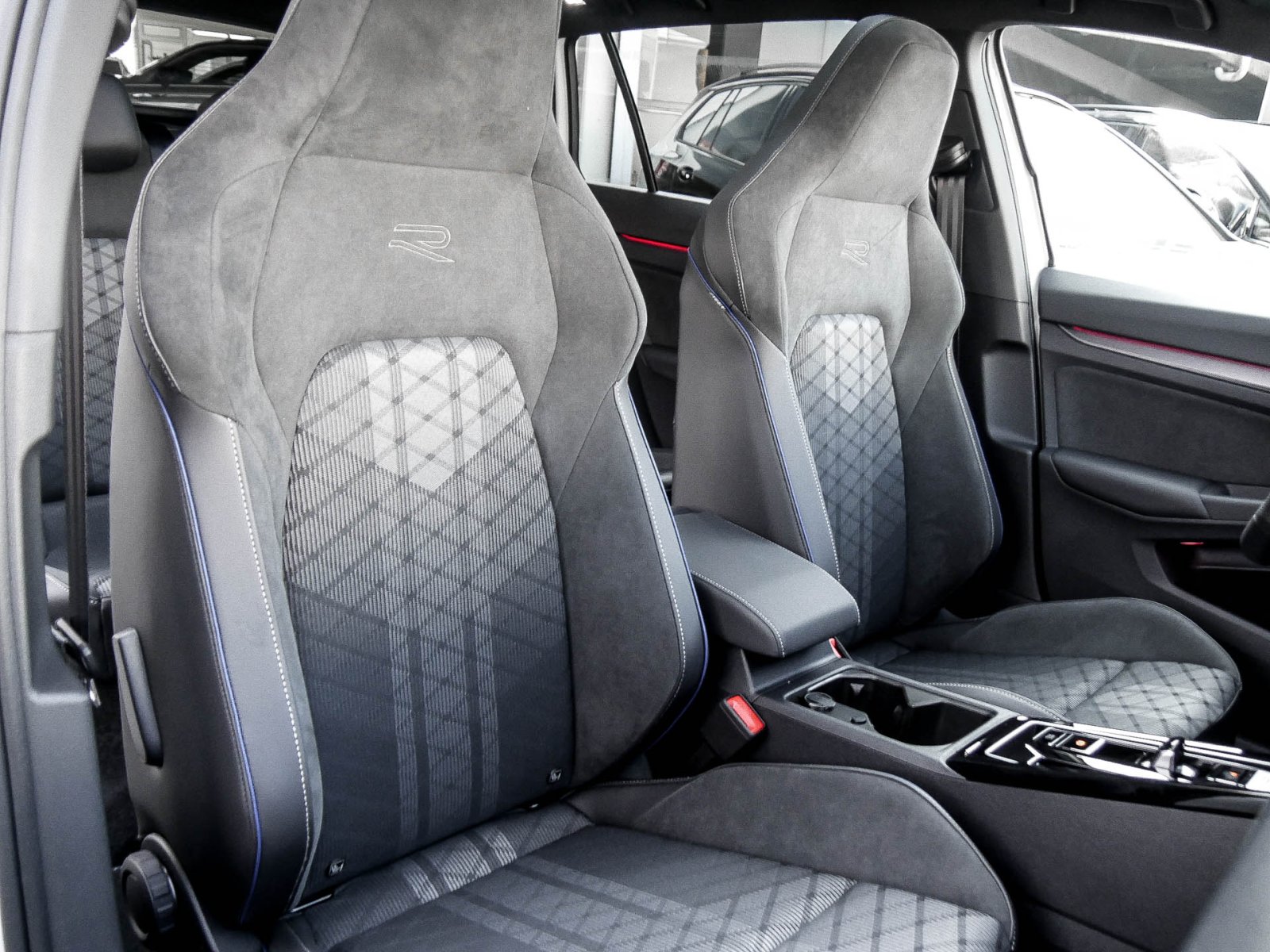 Volkswagen Golf Variant 1.5 R-LINE DSG BLACKSTYLE PANO LM18