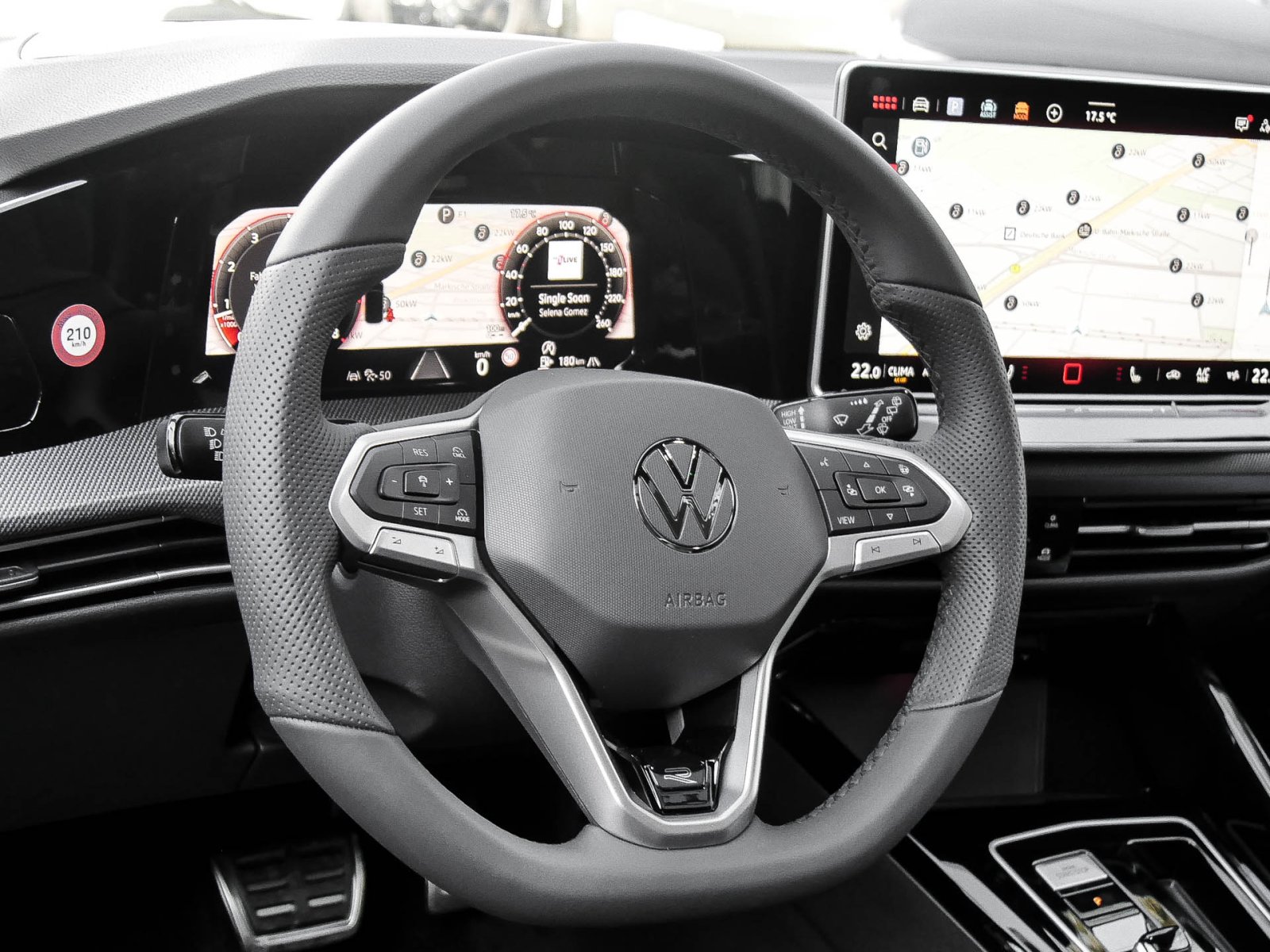 Volkswagen Golf Variant 1.5 R-LINE DSG BLACKSTYLE PANO LM18
