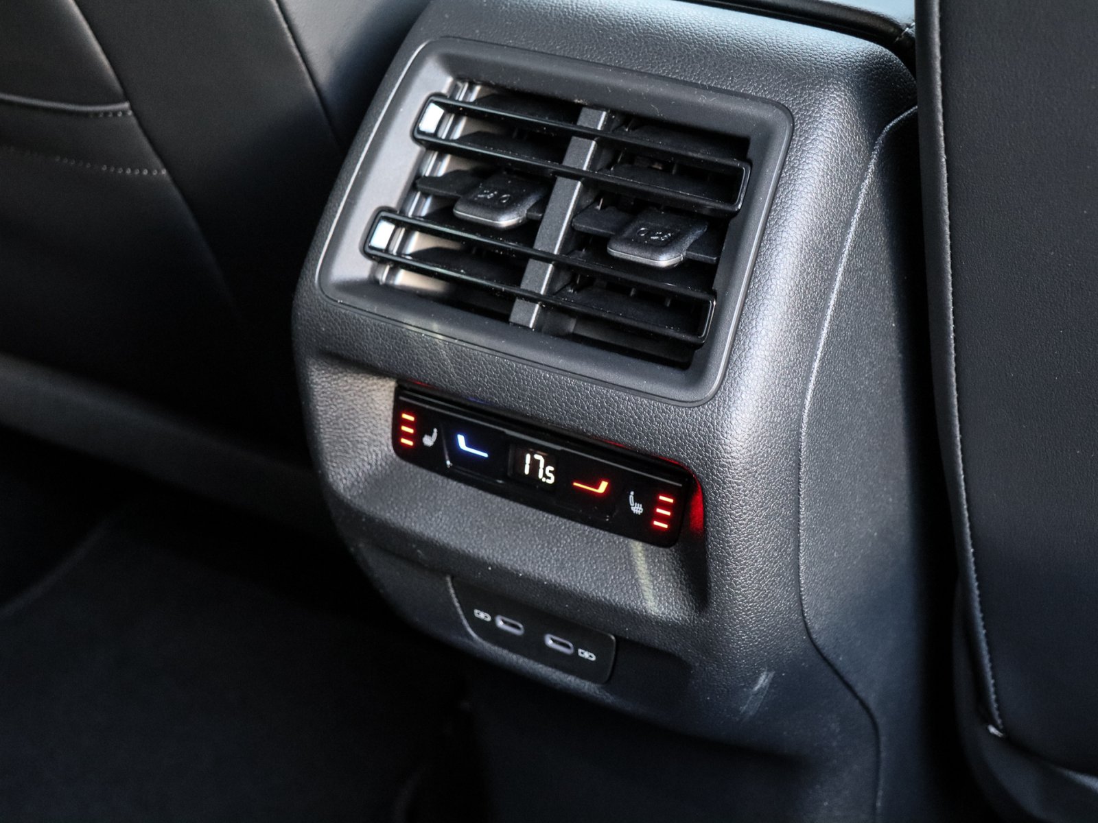 Volkswagen Tayron 2.0 TDI 4MOTION R-LINE DSG 7SITZE AHK BLACKSTYLE HD-MATRIX