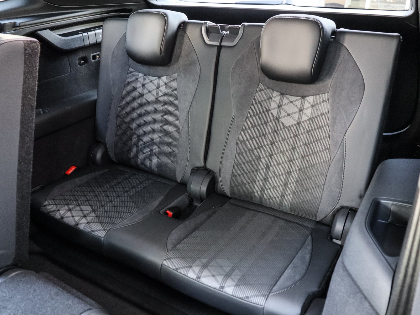 Volkswagen Tayron 2.0 TDI 4MOTION R-LINE DSG 7SITZE AHK BLACKSTYLE HD-MATRIX