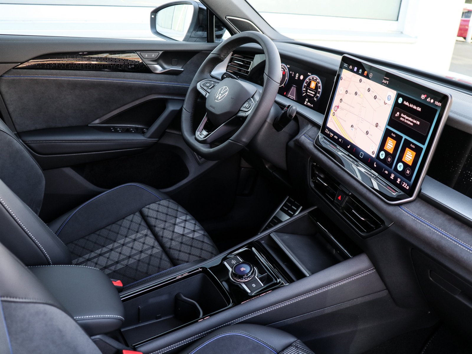 Volkswagen Tayron 2.0 TDI 4MOTION R-LINE DSG 7SITZE AHK BLACKSTYLE HD-MATRIX