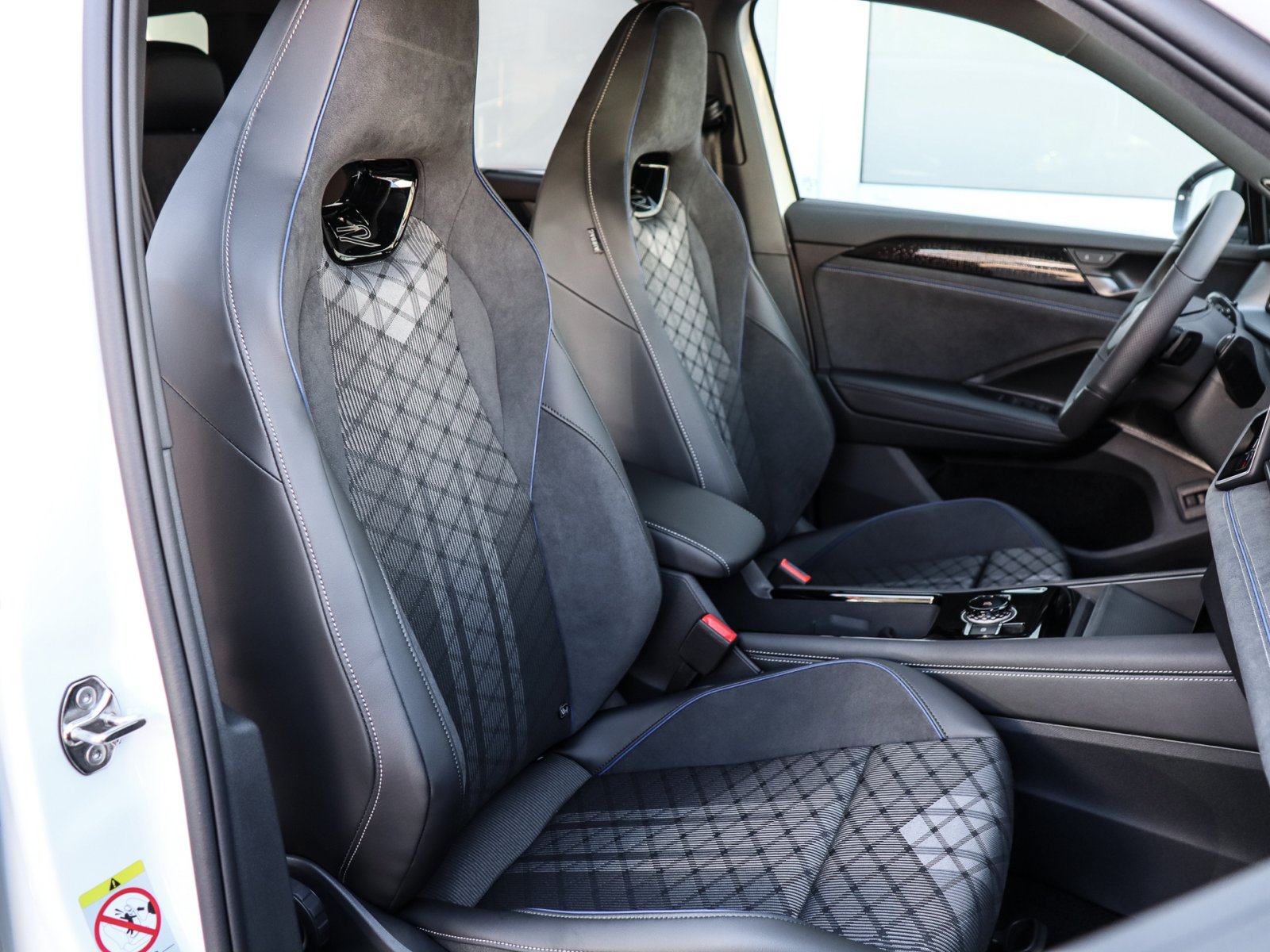 Volkswagen Tayron 2.0 TDI 4MOTION R-LINE DSG 7SITZE AHK BLACKSTYLE HD-MATRIX
