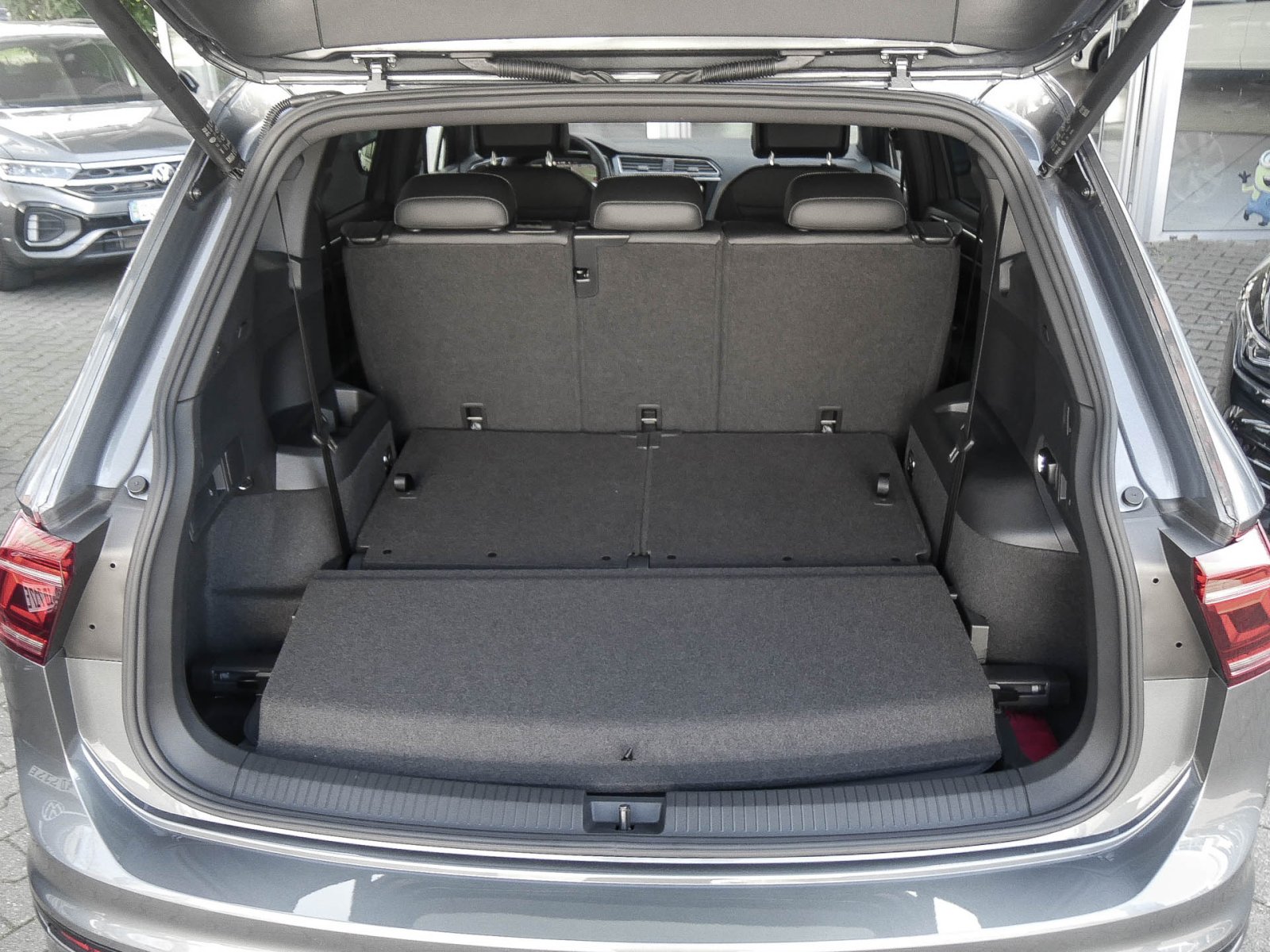 Volkswagen Tiguan Allspace 2.0 TDI 4MOTION R-LINE DSG 7SITZE BLACKSTYLE AHK