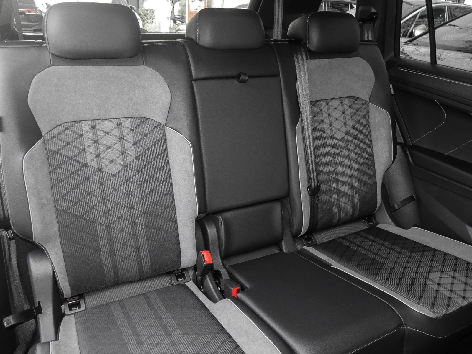 Volkswagen Tiguan Allspace 2.0 TDI 4MOTION R-LINE DSG 7SITZE BLACKSTYLE AHK
