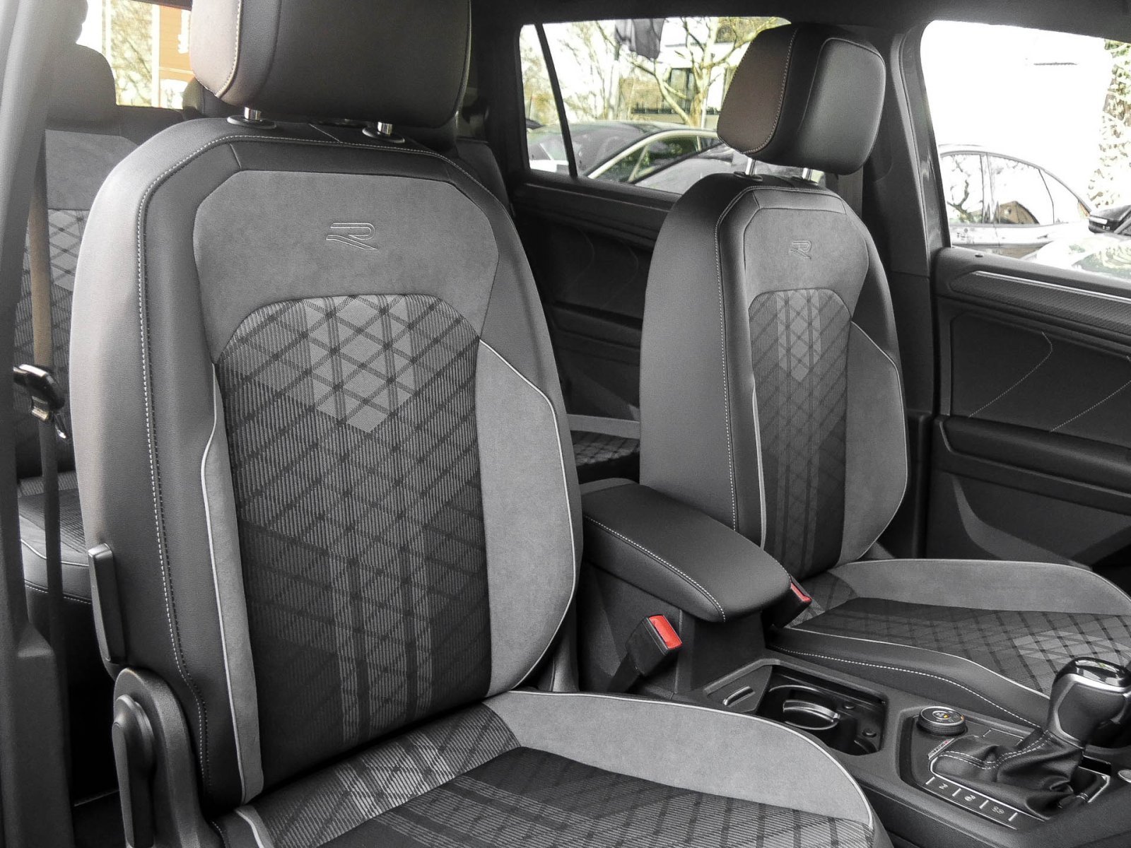 Volkswagen Tiguan Allspace 2.0 TDI 4MOTION R-LINE DSG 7SITZE BLACKSTYLE AHK