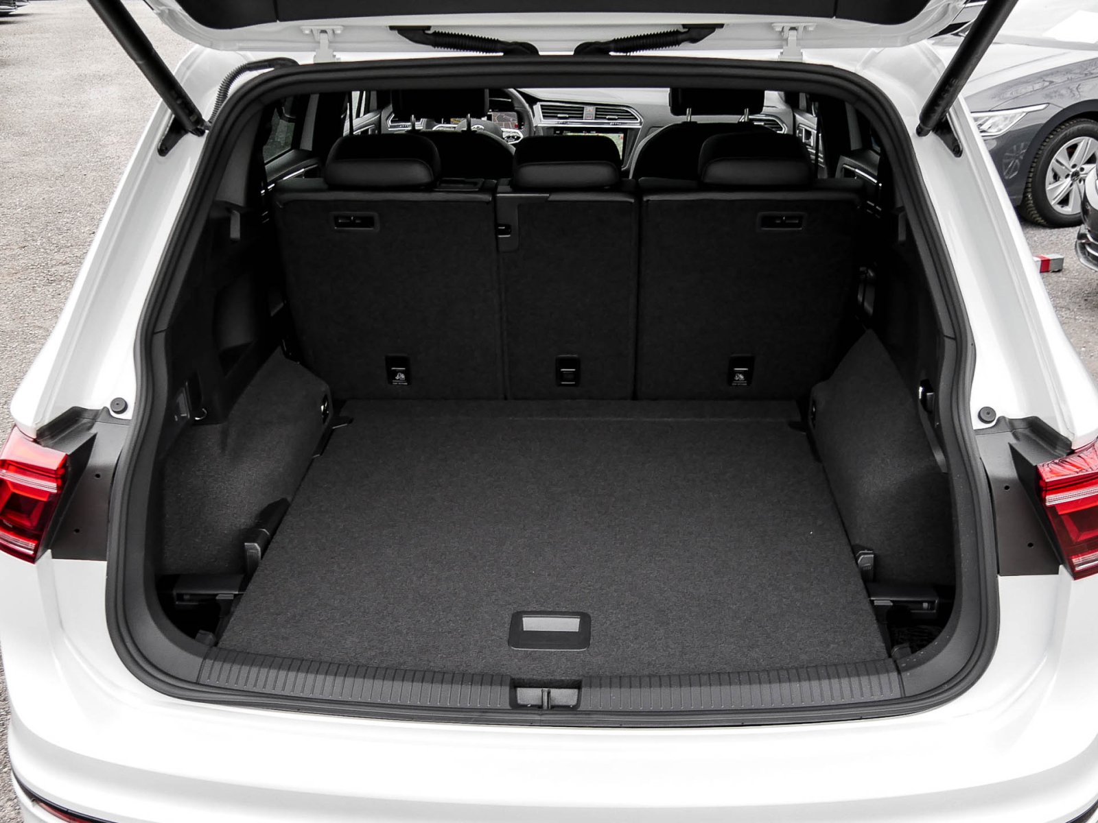 Volkswagen Tiguan Allspace 2.0 TDI 4MOTION R-LINE DSG PANO AHK LM20 BLACKSTYLE