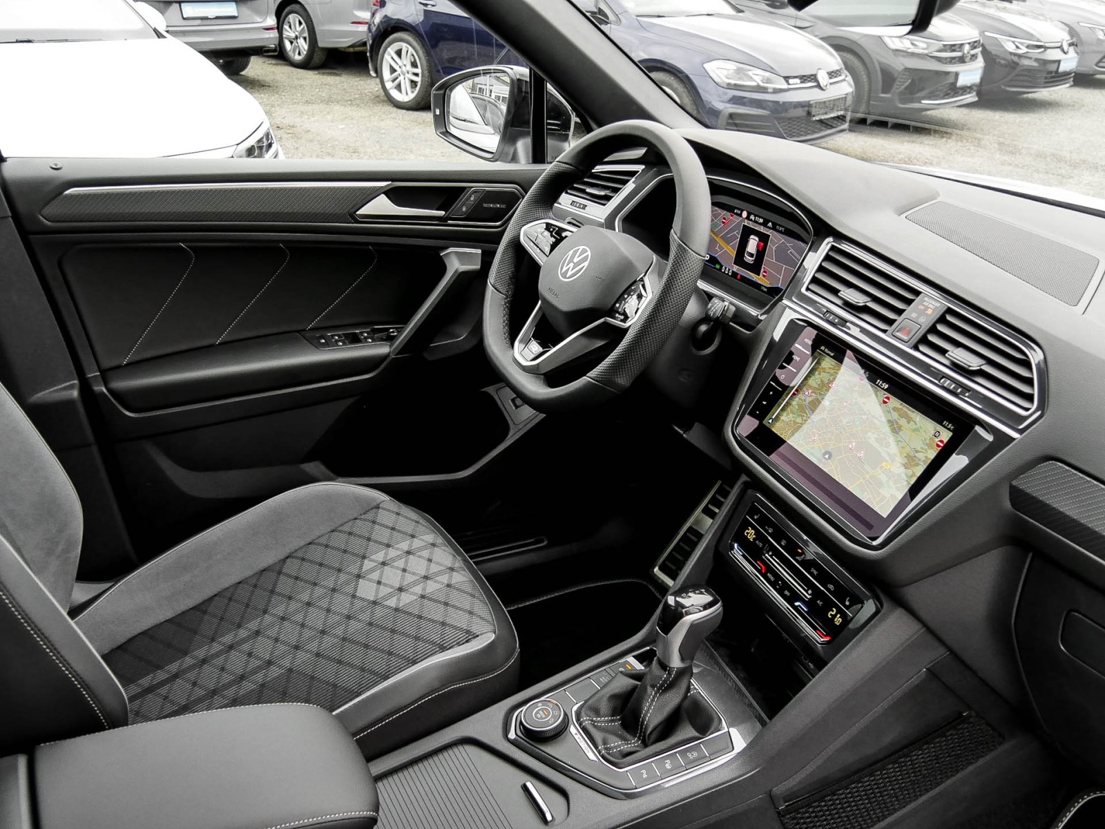 Volkswagen Tiguan Allspace 2.0 TDI 4MOTION R-LINE DSG PANO AHK LM20 BLACKSTYLE