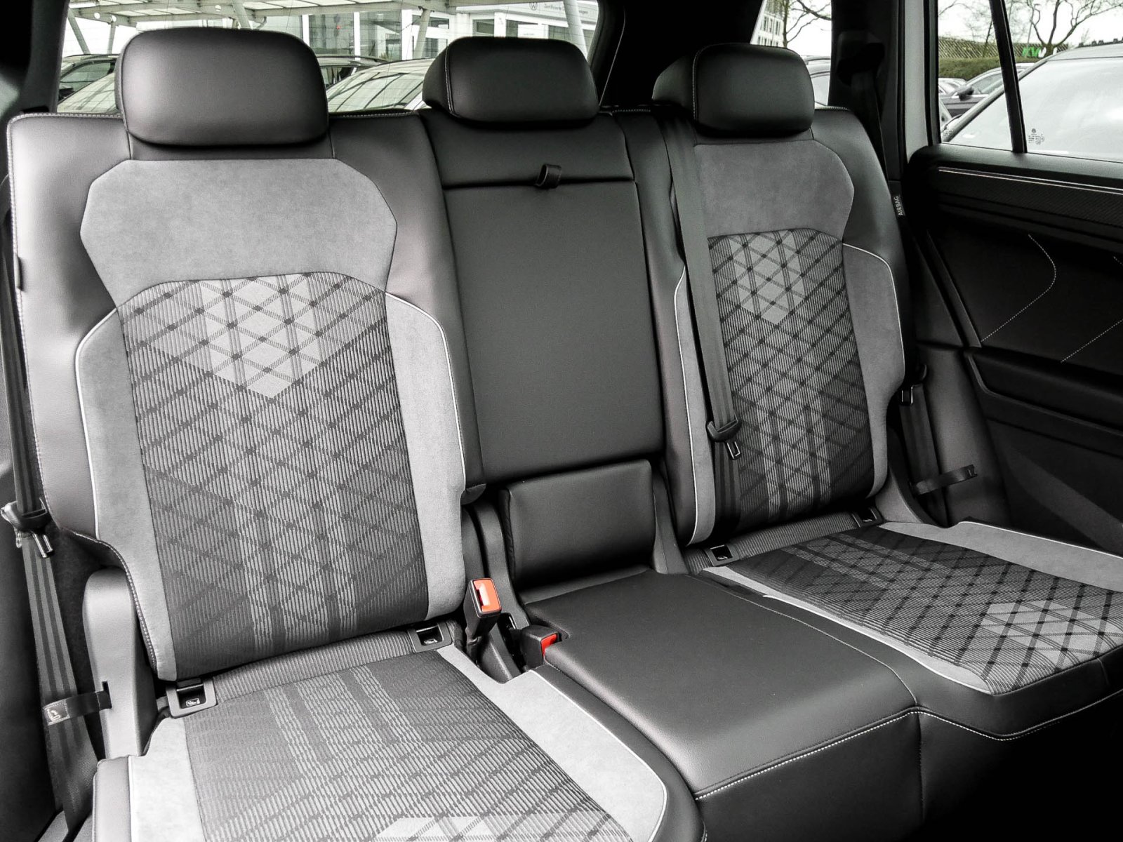 Volkswagen Tiguan Allspace 2.0 TDI 4MOTION R-LINE DSG PANO AHK LM20 BLACKSTYLE