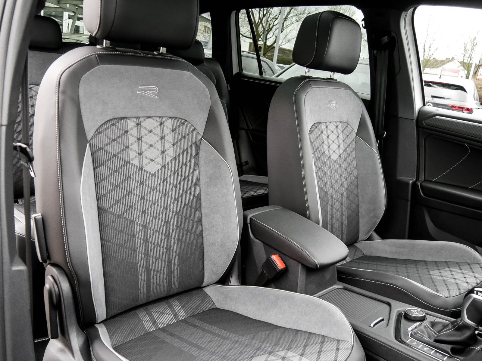 Volkswagen Tiguan Allspace 2.0 TDI 4MOTION R-LINE DSG PANO AHK LM20 BLACKSTYLE