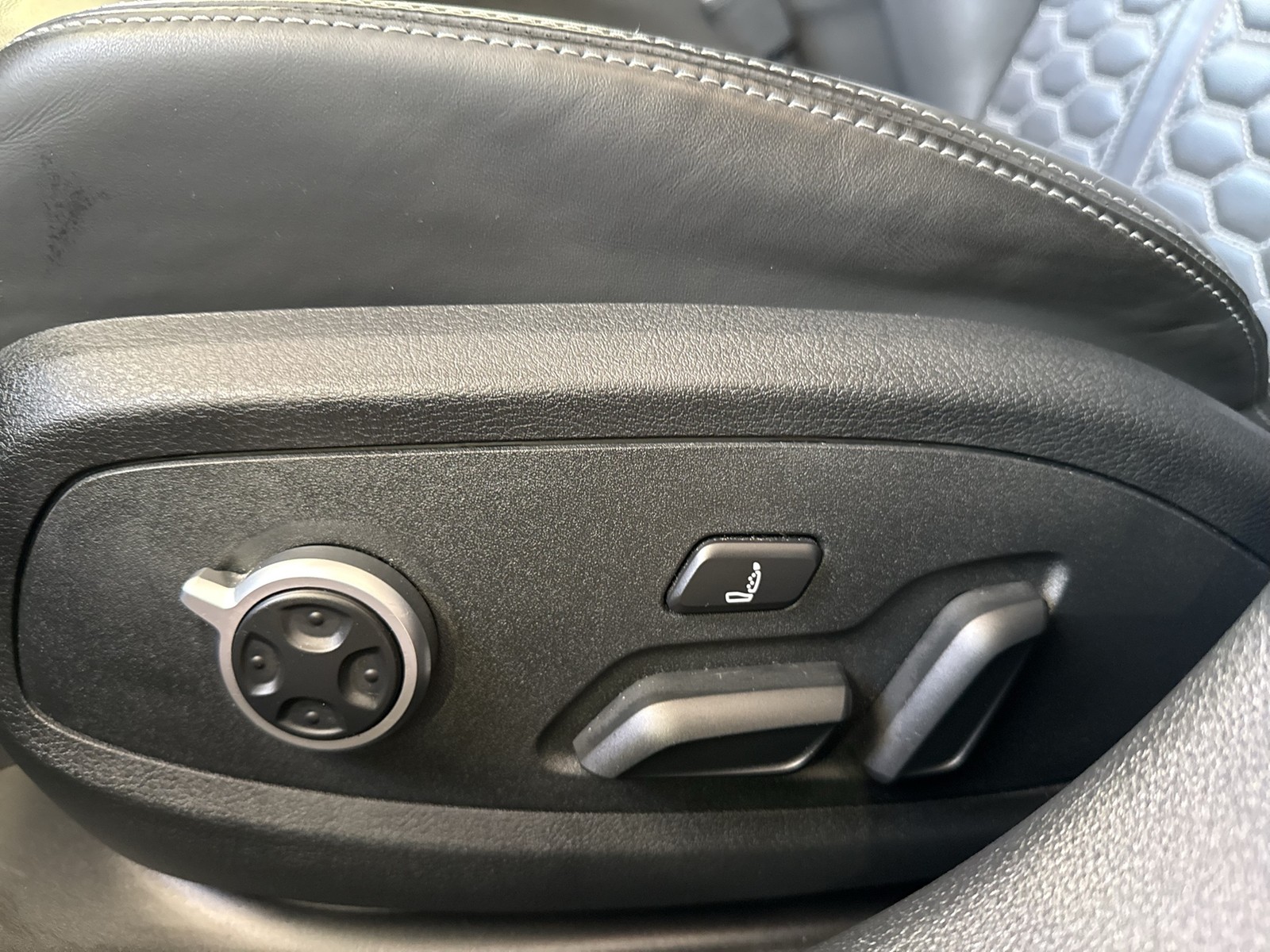 Audi RS4 Avant Qu. ESSENTIALS PANO B&O ALU20" SPORTABGAS