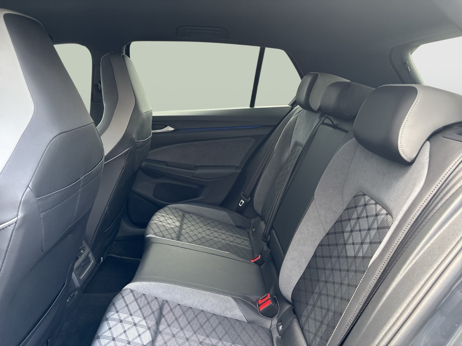 Volkswagen Golf VIII 1.5 eTSI R-LINE LM17 CARPLAY SITZHEIZ.