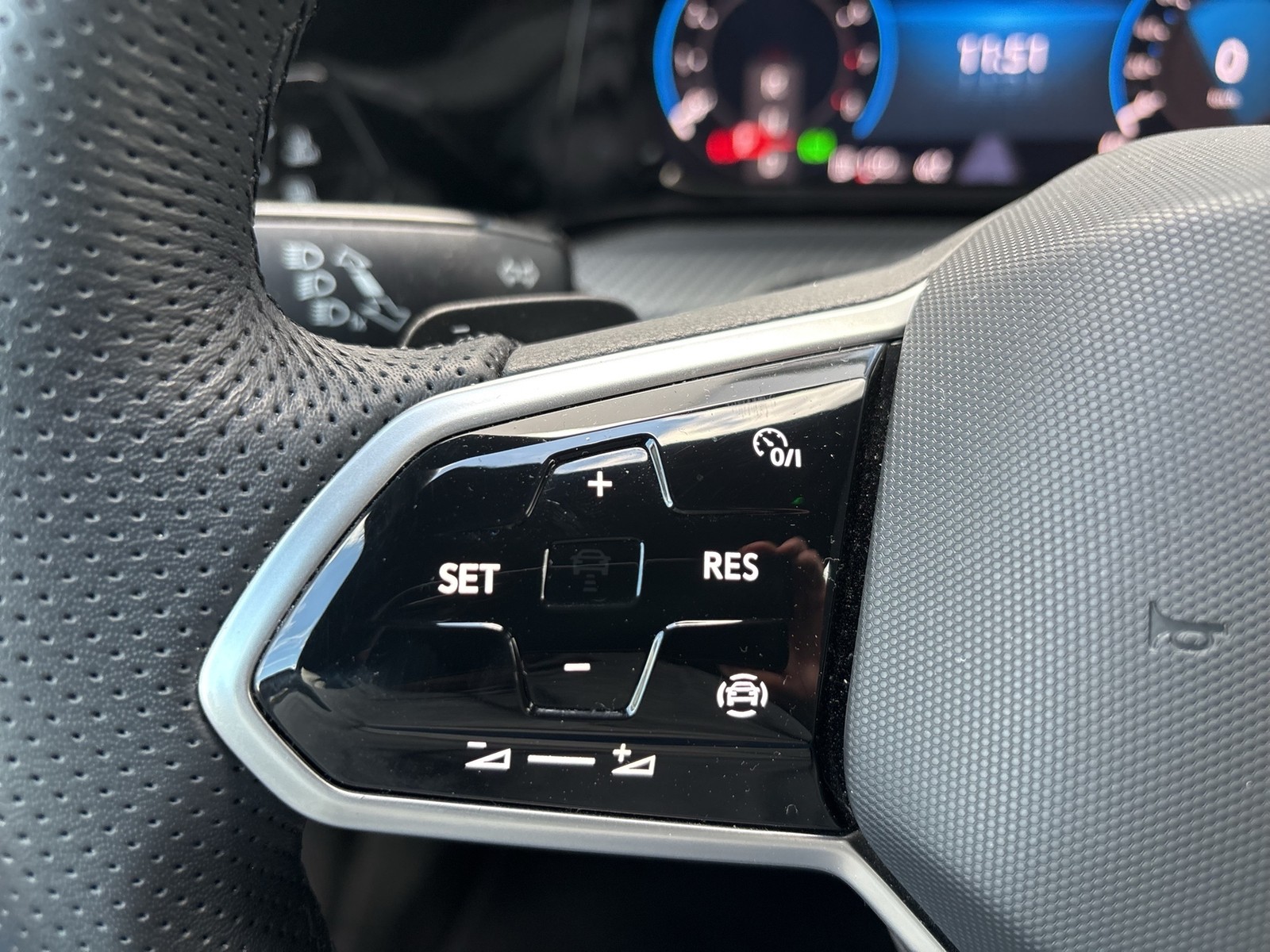 Volkswagen Golf VIII 1.5 eTSI R-LINE LM17 CARPLAY SITZHEIZ.