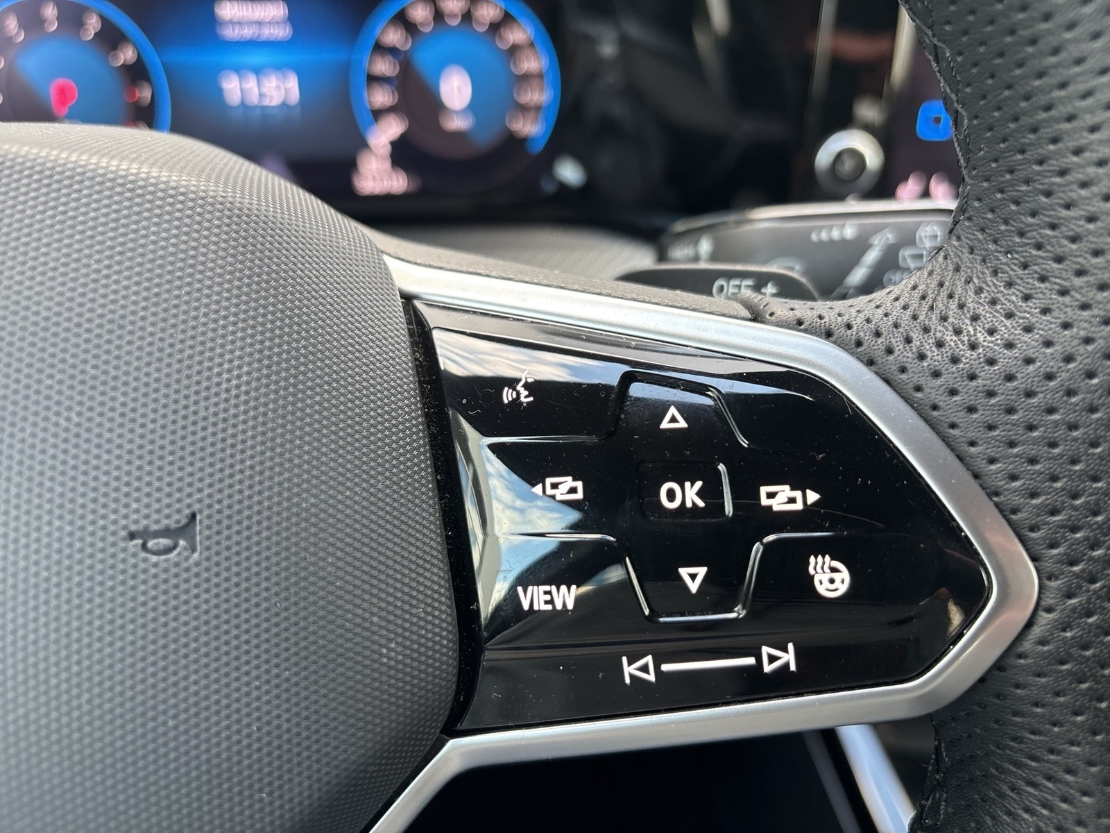 Volkswagen Golf VIII 1.5 eTSI R-LINE LM17 CARPLAY SITZHEIZ.