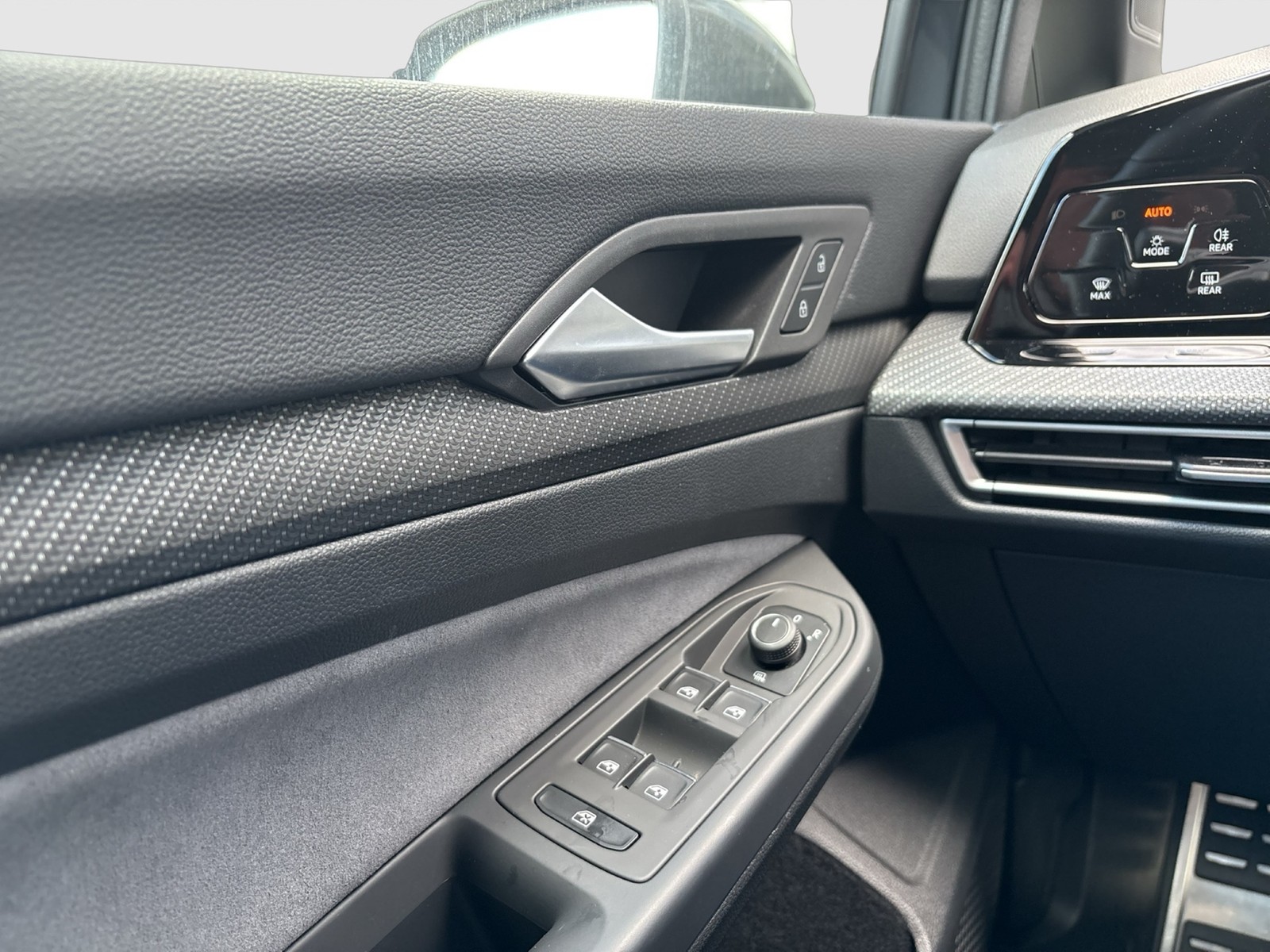 Volkswagen Golf VIII 1.5 eTSI R-LINE LM17 CARPLAY SITZHEIZ.