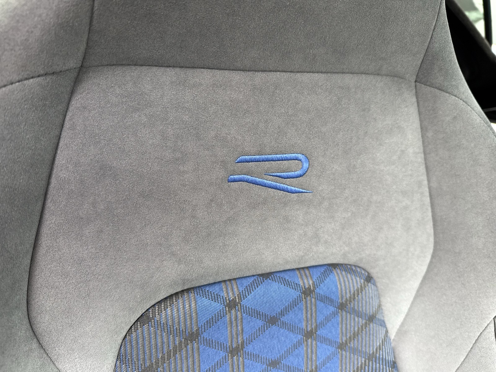 Volkswagen Golf VIII 2.0 R PERFORMANCE 4X4 AKRAPOVIC LM19