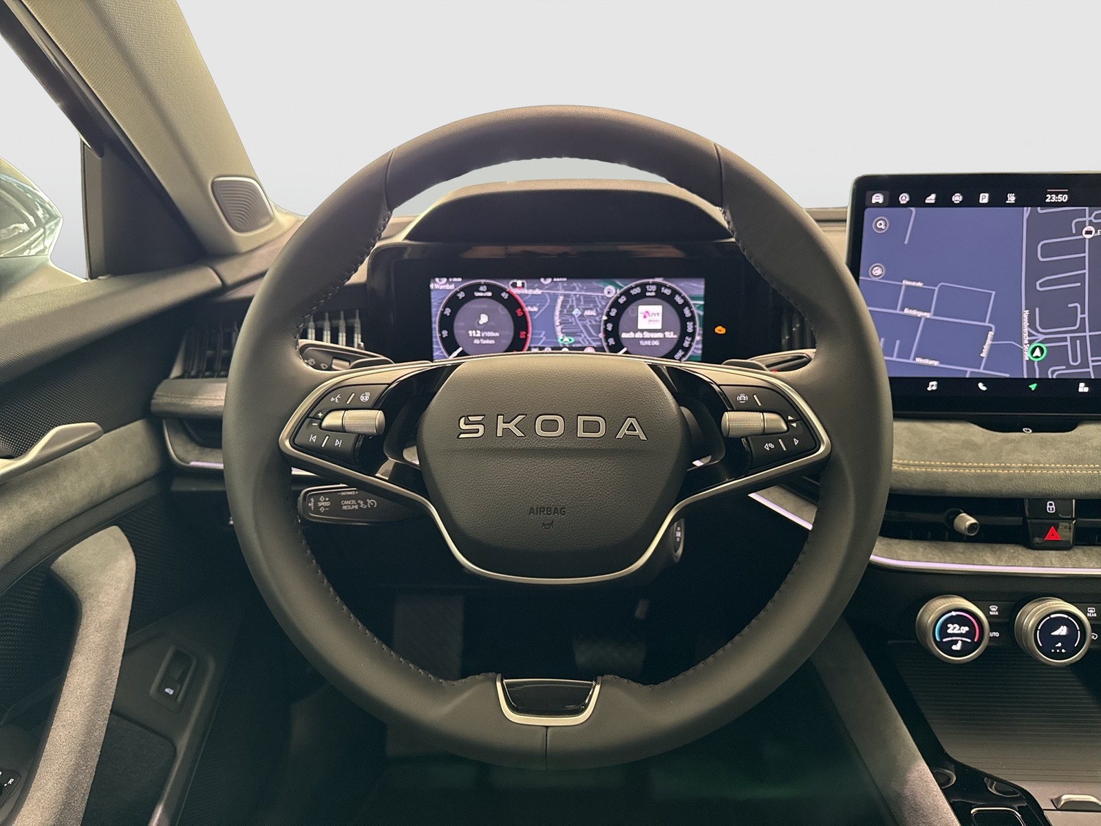 Skoda Superb Combi 2.0TDI DSG 4x4 Selection AHK HuD PANO NAV ACC 360 GRAD