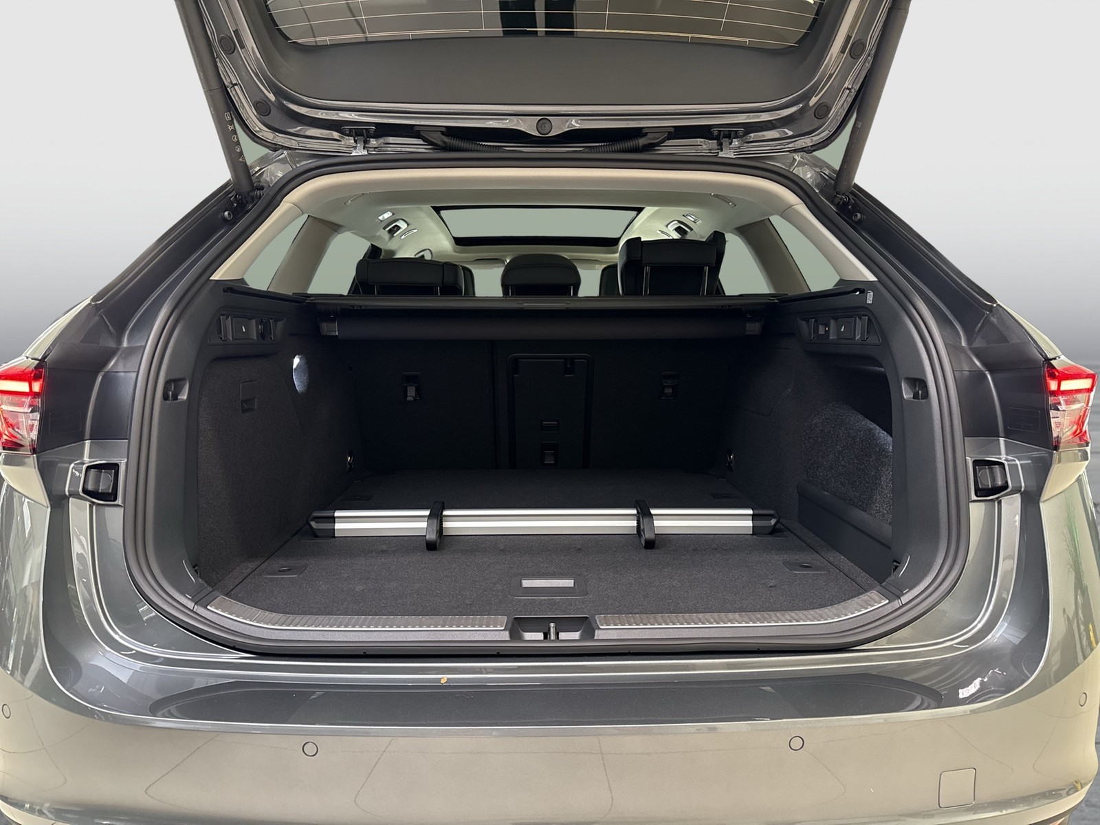 Skoda Superb Combi 2.0TDI DSG 4x4 Selection AHK HuD PANO NAV ACC 360 GRAD