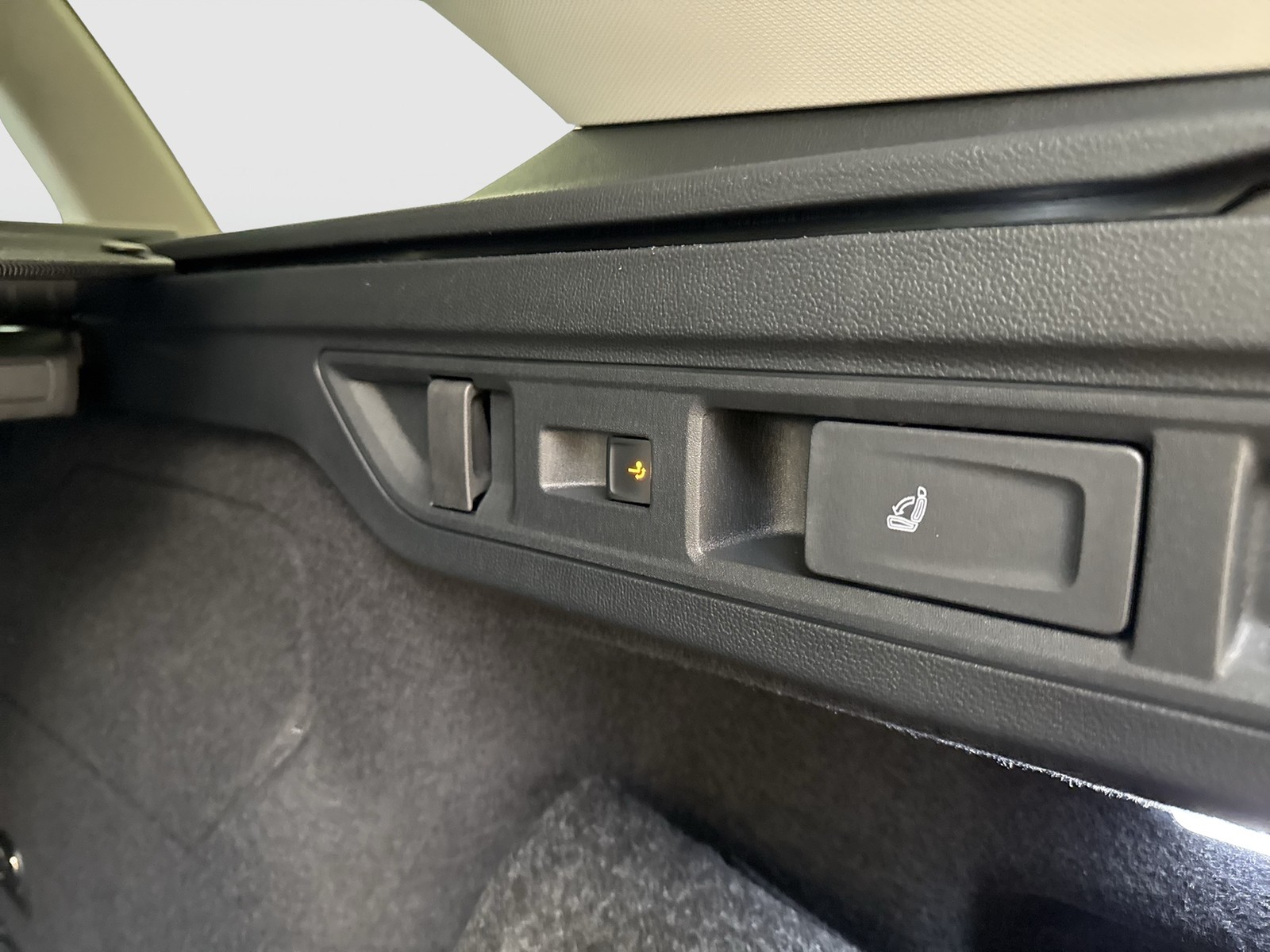 Skoda Superb Combi 2.0TDI DSG 4x4 Selection AHK HuD PANO NAV ACC 360 GRAD