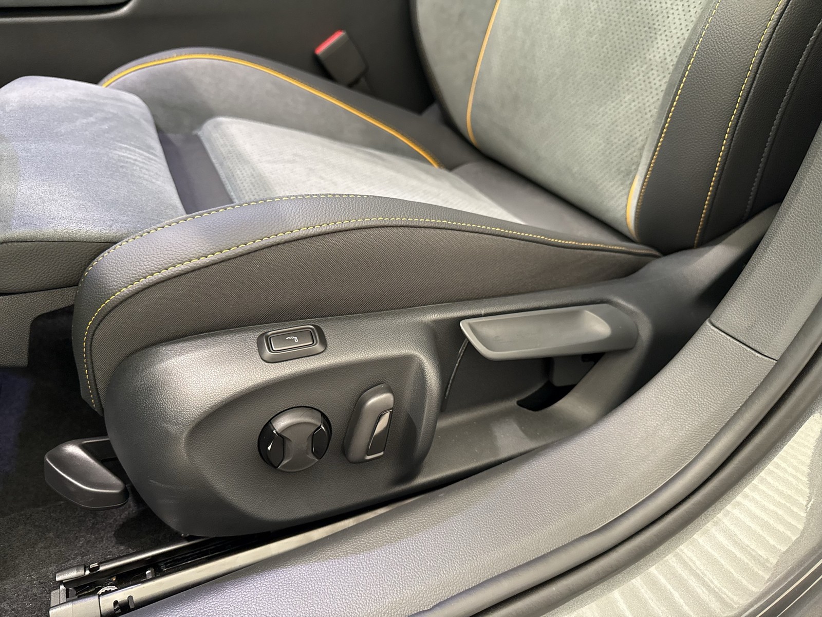 Skoda Superb Combi 2.0TDI DSG 4x4 Selection AHK HuD PANO NAV ACC 360 GRAD