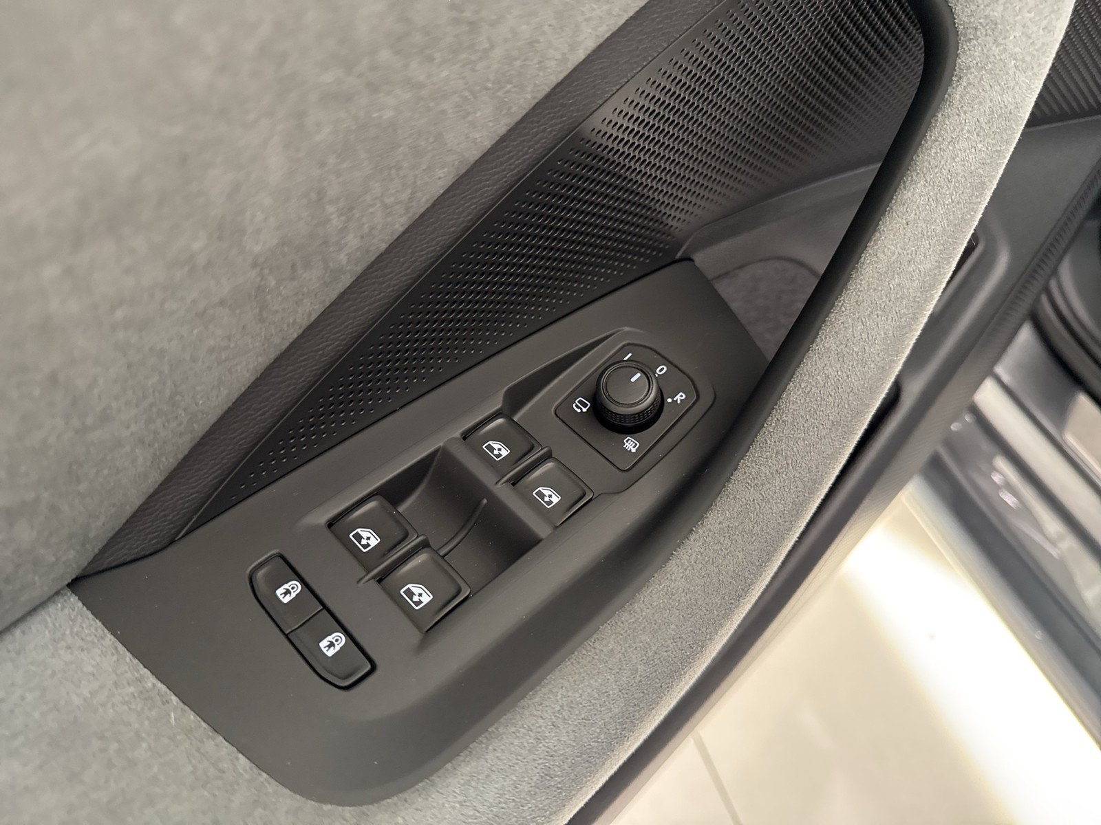 Skoda Superb Combi 2.0TDI DSG 4x4 Selection AHK HuD PANO NAV ACC 360 GRAD