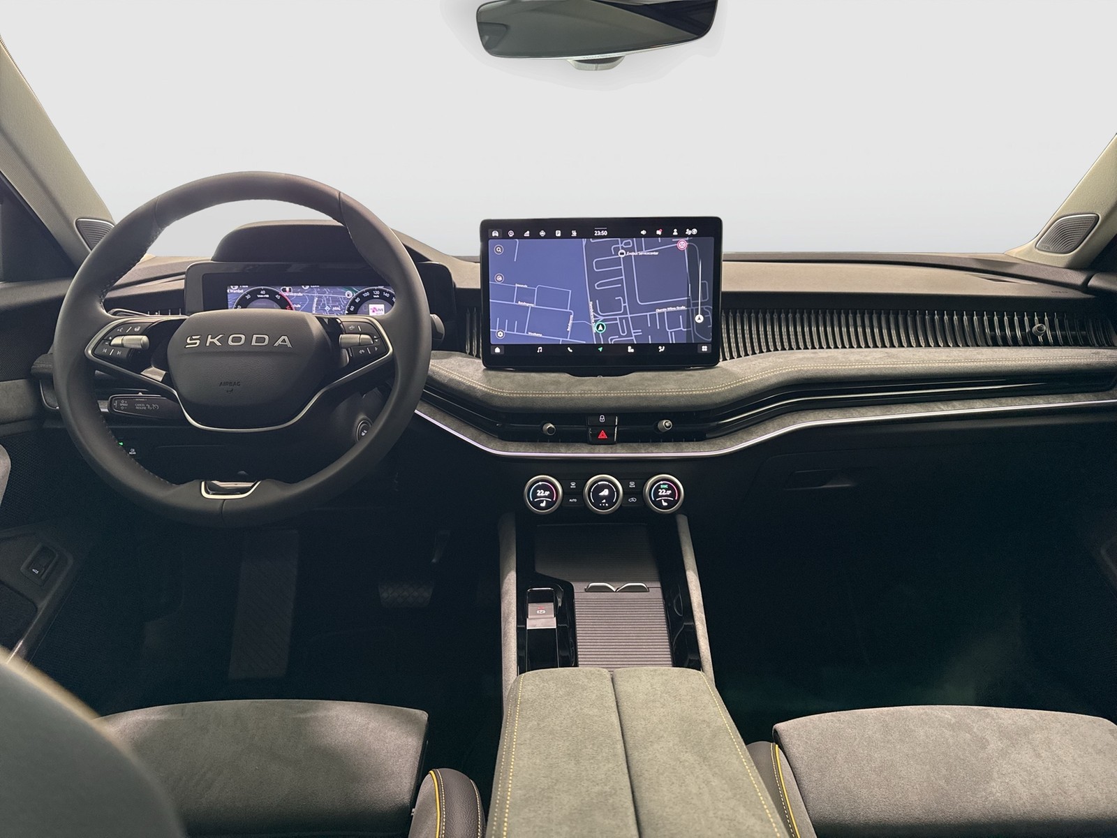 Skoda Superb Combi 2.0TDI DSG 4x4 Selection AHK HuD PANO NAV ACC 360 GRAD