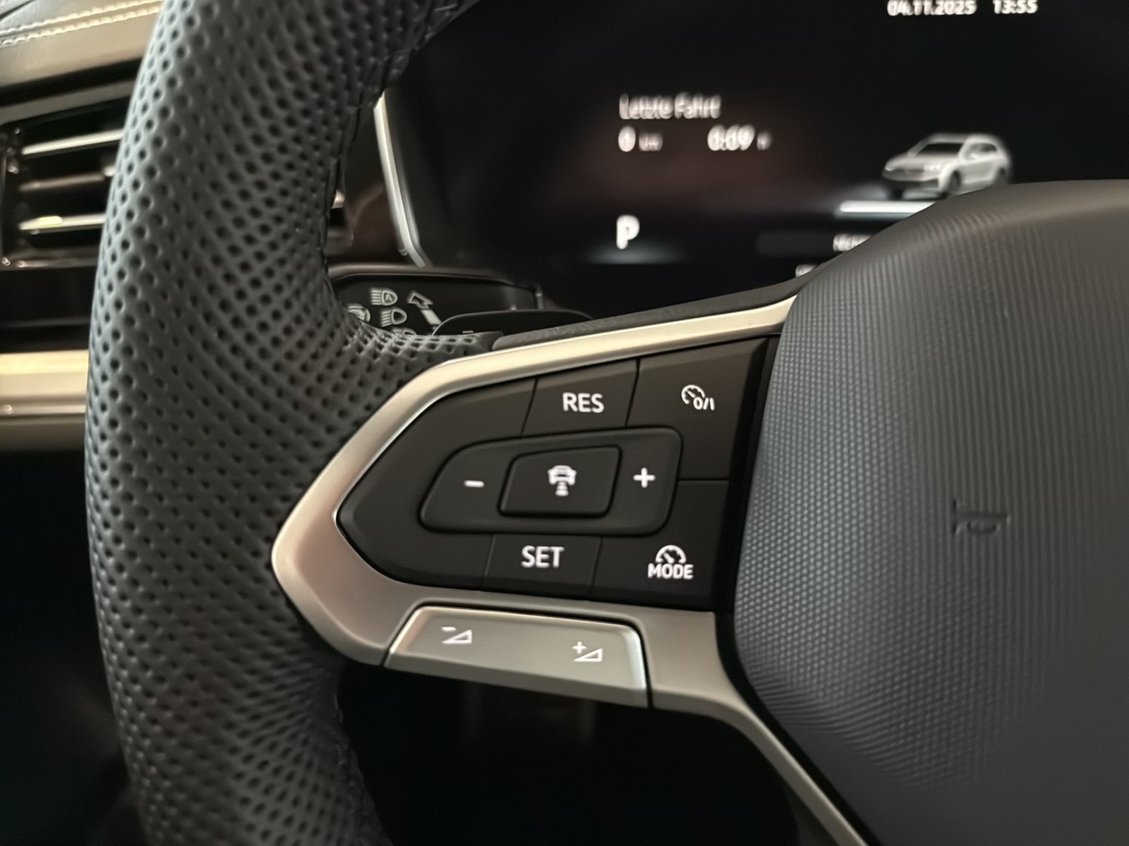 Volkswagen Touareg V6 3.0 TDI 4MOTION R-LINE ALLRADLENKUNG PANO AHK LM22