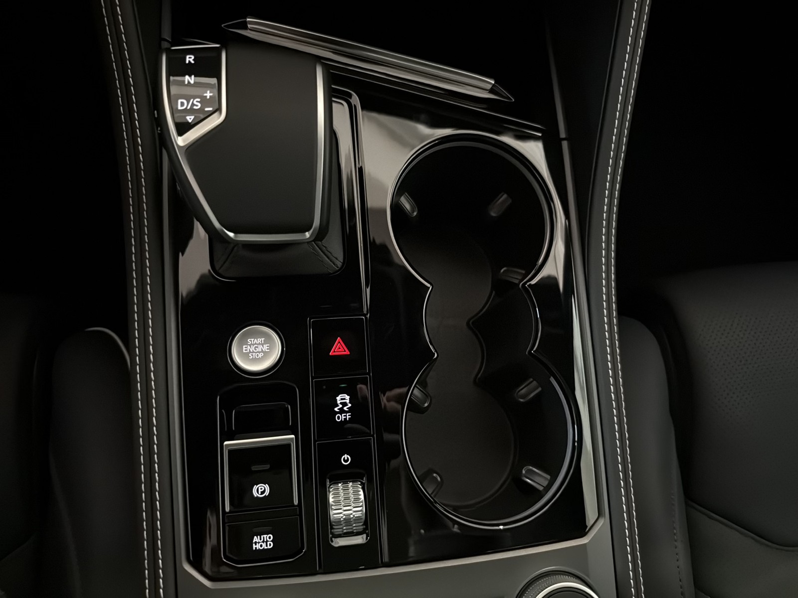 Volkswagen Touareg V6 3.0 TDI 4MOTION R-LINE ALLRADLENKUNG PANO AHK LM22