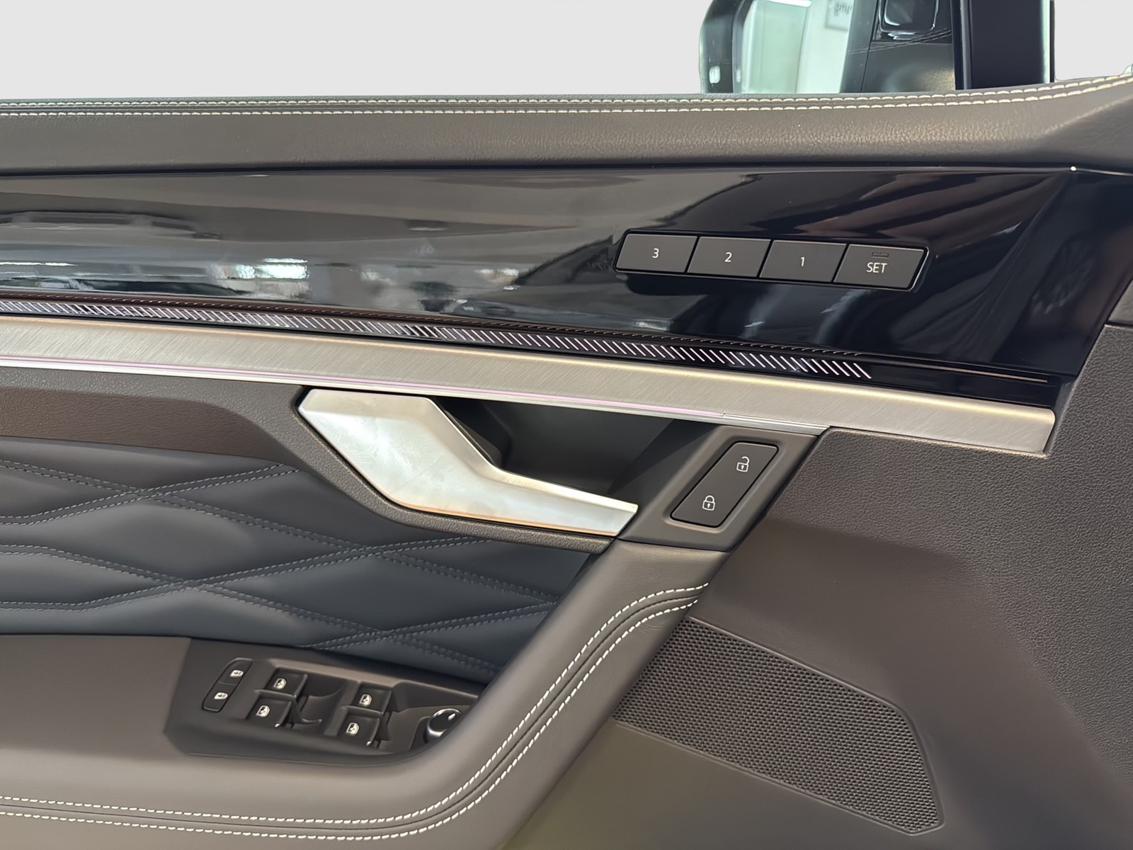 Volkswagen Touareg V6 3.0 TDI 4MOTION R-LINE ALLRADLENKUNG PANO AHK LM22