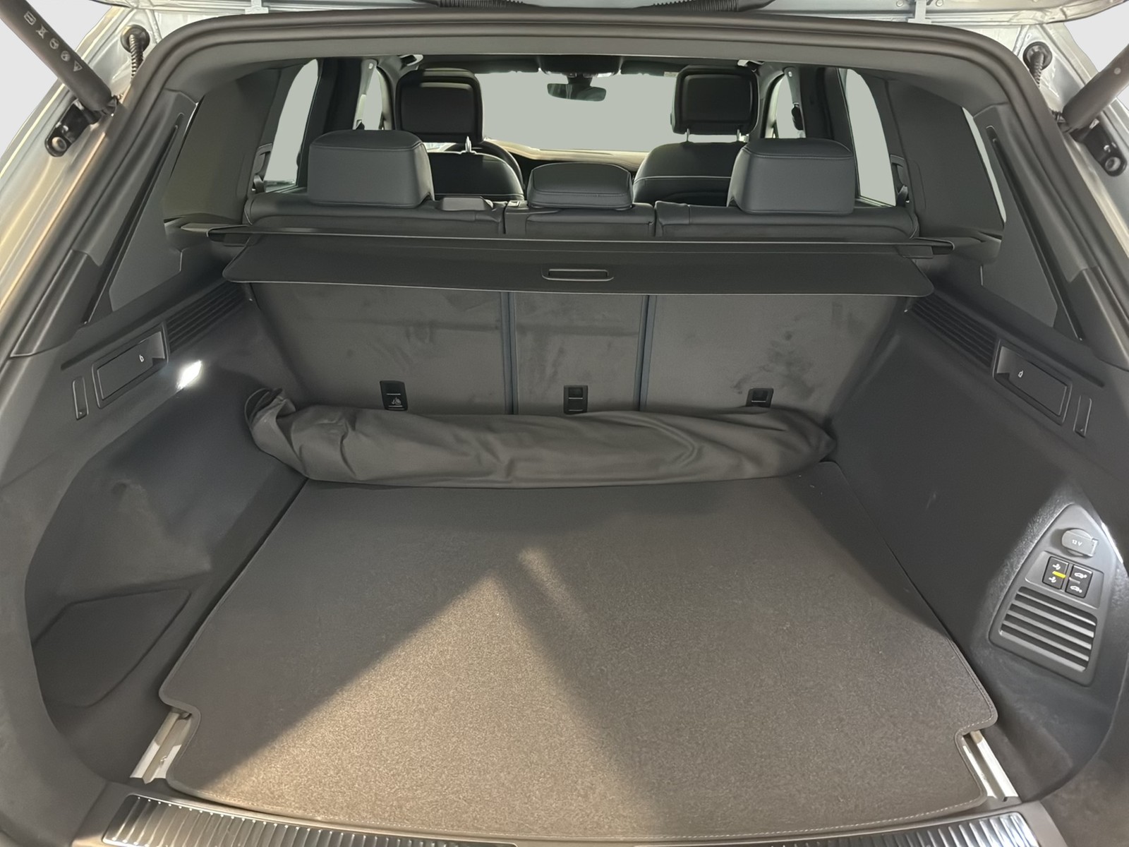 Volkswagen Touareg V6 3.0 TDI 4MOTION R-LINE ALLRADLENKUNG PANO AHK LM22