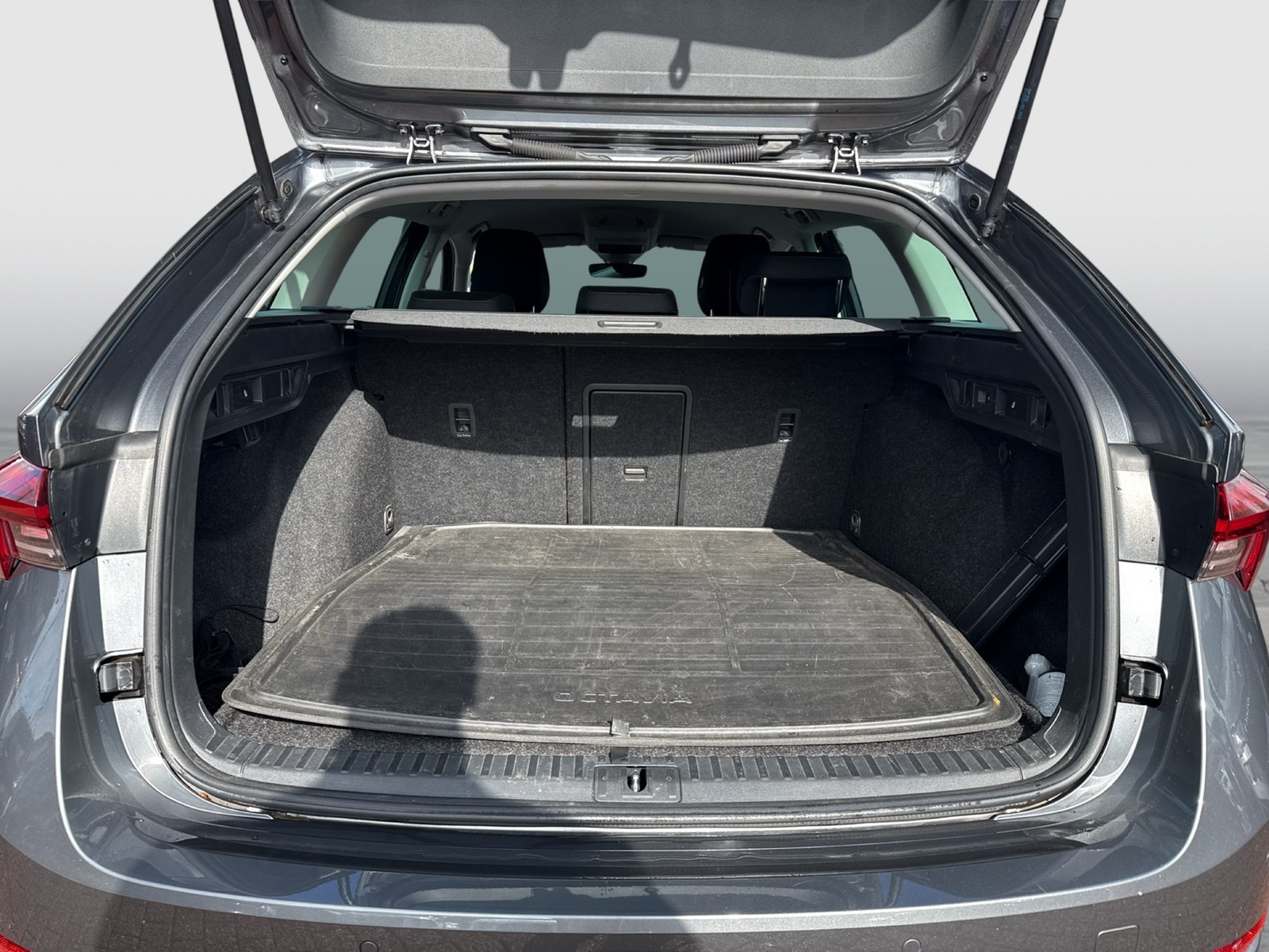 Skoda Octavia Combi 2.0 STYLE NAVI KAMERA AHK LED