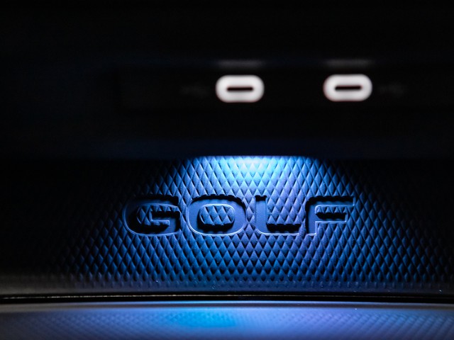 Volkswagen Golf 2.0 GTI Clubsport ALU19 H.KARDON PANO BLACK