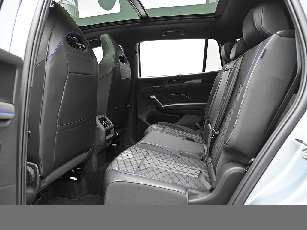 Volkswagen Tayron 2.0 TDI 4MOTION R-LINE DSG 7SITZE AHK BLACKSTYLE HD-MATRIX