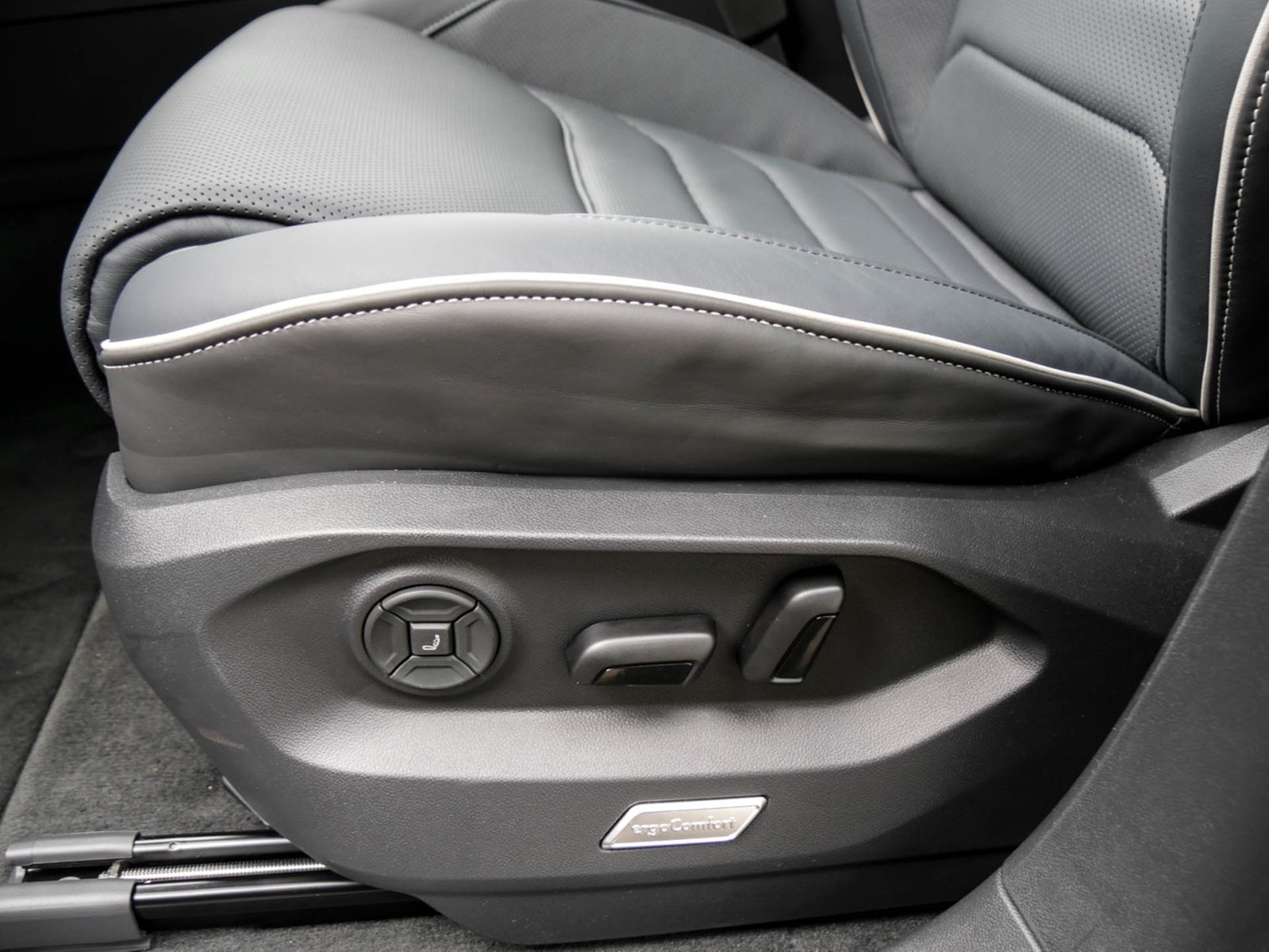 Volkswagen Touareg V6 3.0 TDI 4MOTION R-LINE BLACKSTYLE DYNAUDIO PANO LM22