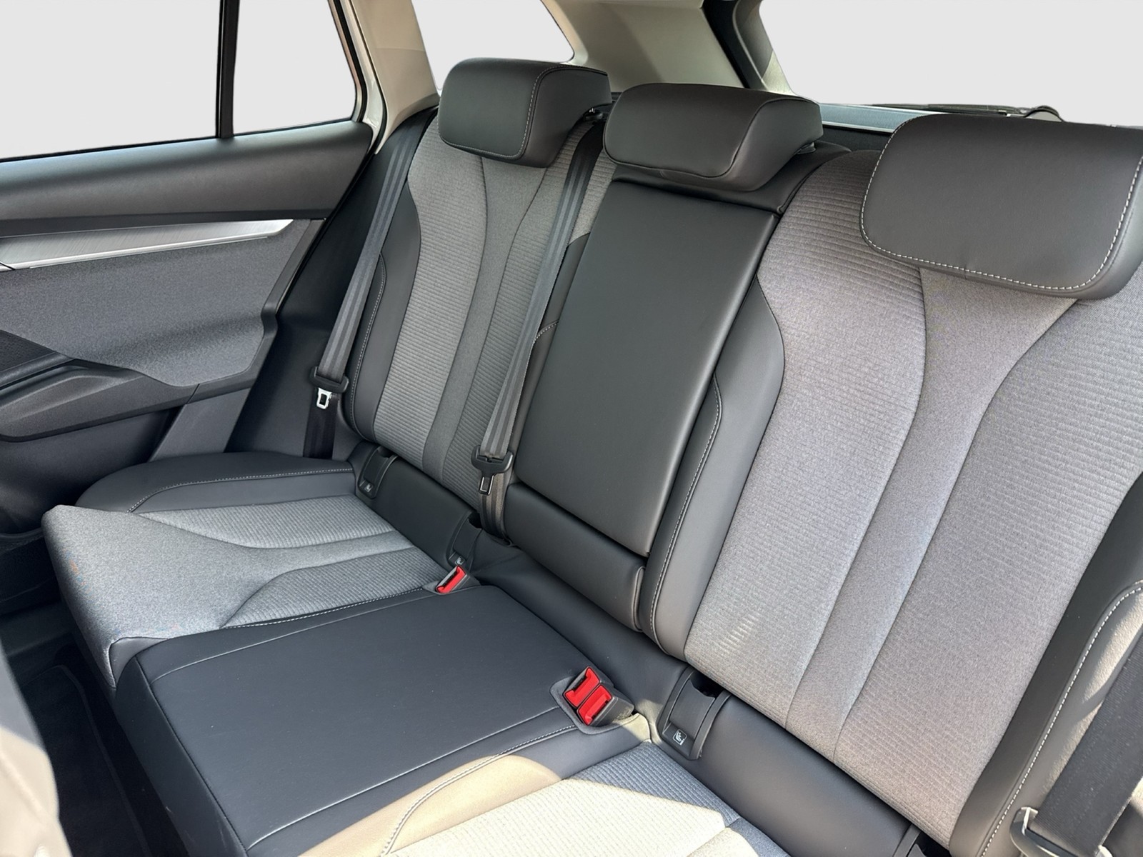 Skoda Enyaq 85 LOFT WÄRMEPUMPE PANO AHK CAM ACC LM20
