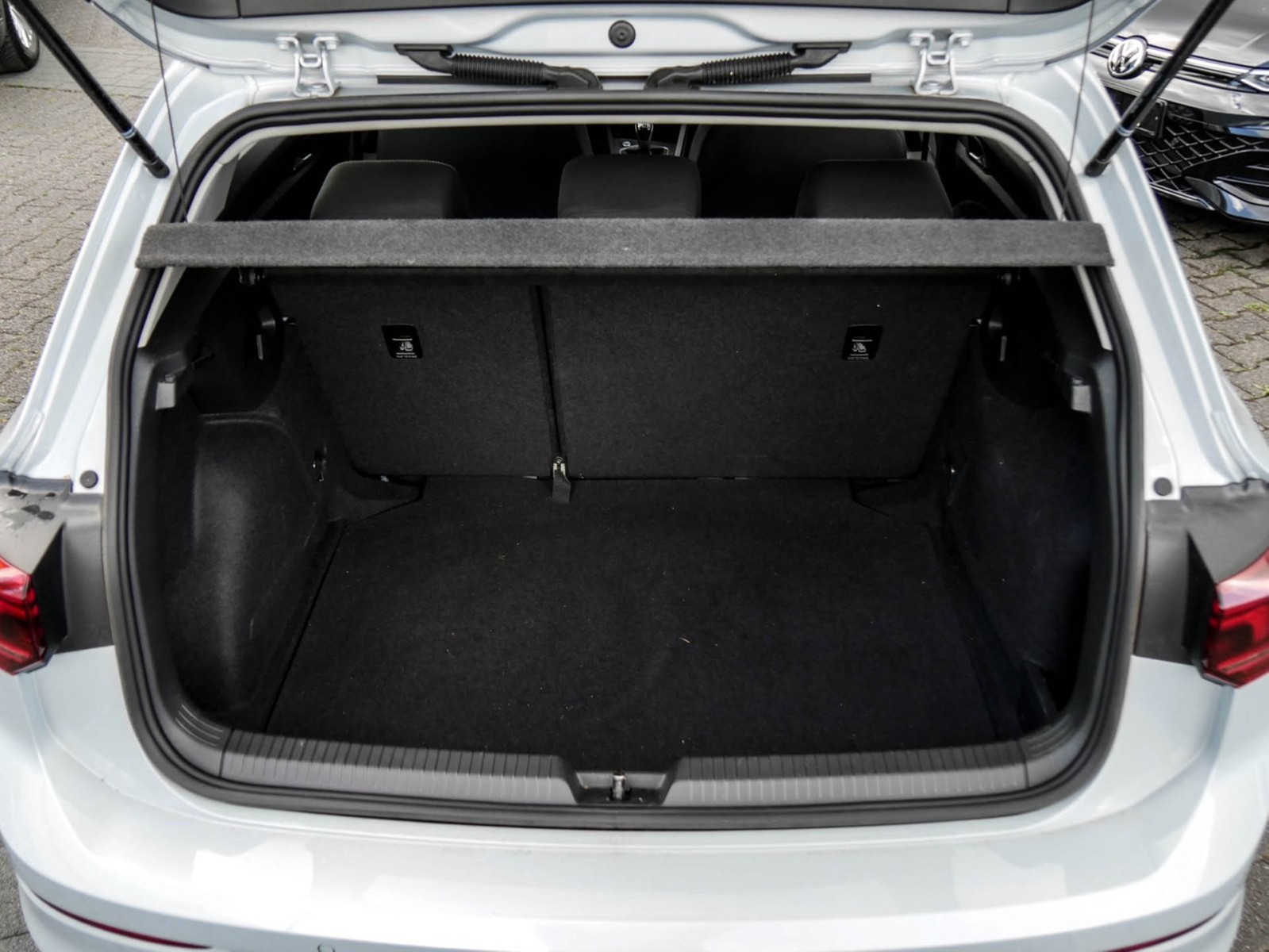 Volkswagen Golf VIII 2.0 SITZHEIZUNG KLIMAAUTOMATIK DAB+
