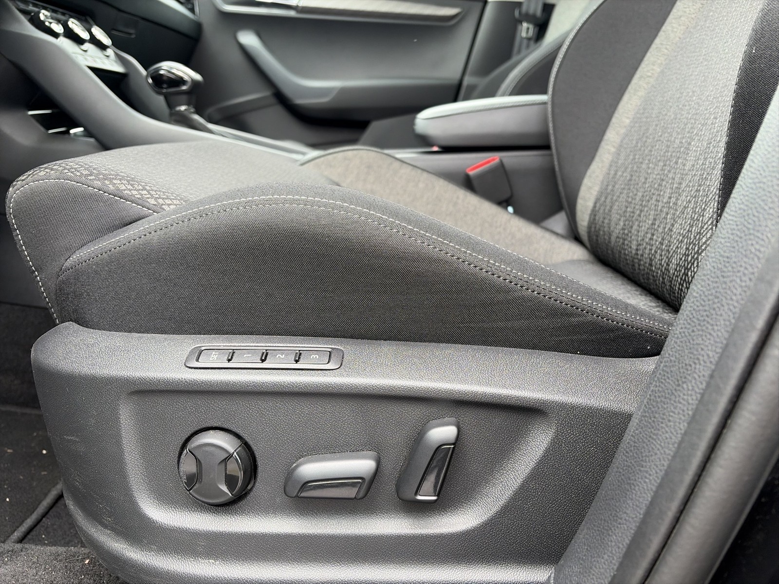 Skoda Karoq 1.5 TOUR PANO AHK 360°CAM ACC MATRIX NAVI