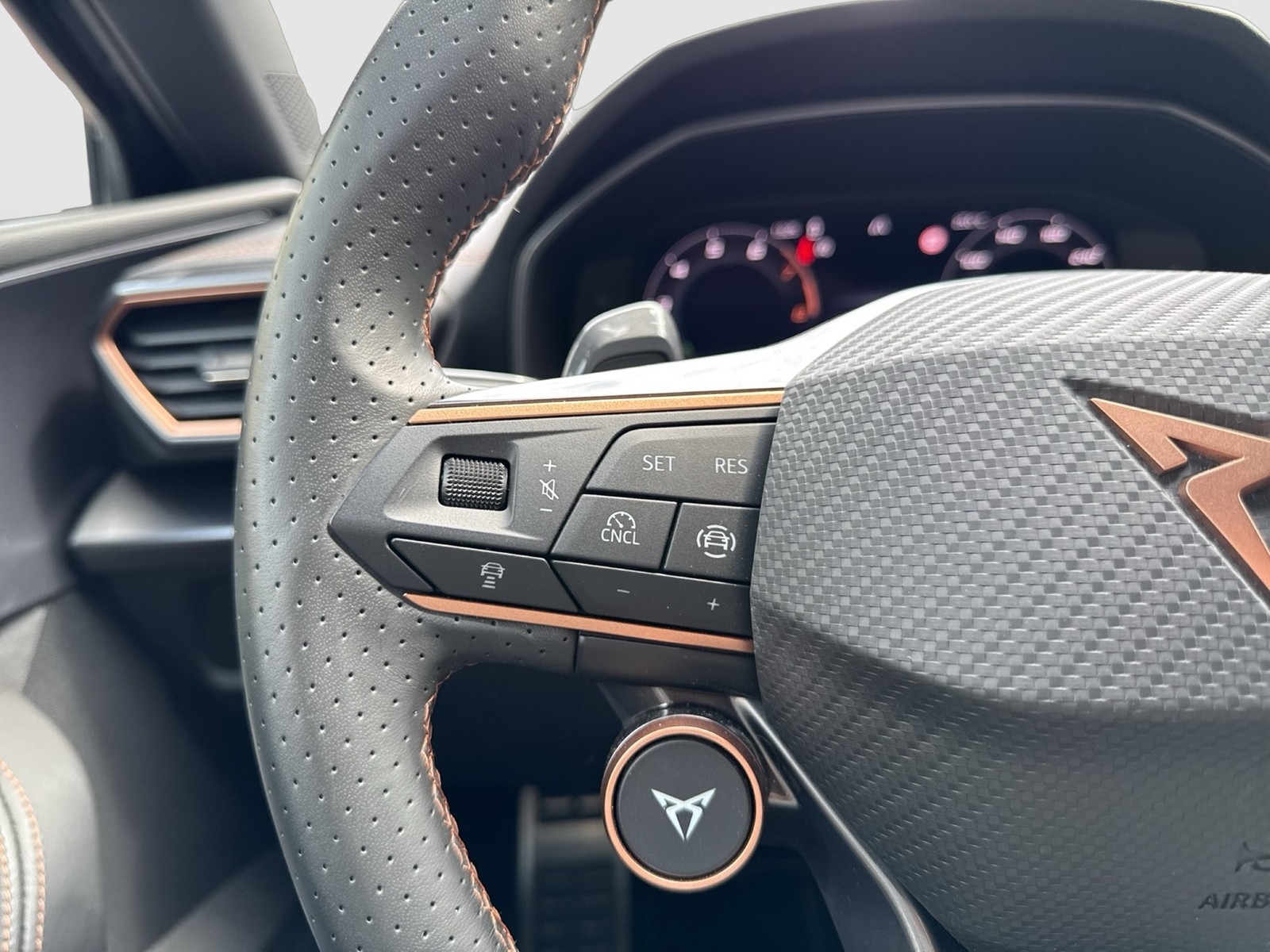 Cupra Leon ST 1.5 HYBRID AHK CAM ACC LM18 EKLAPPE NAVI