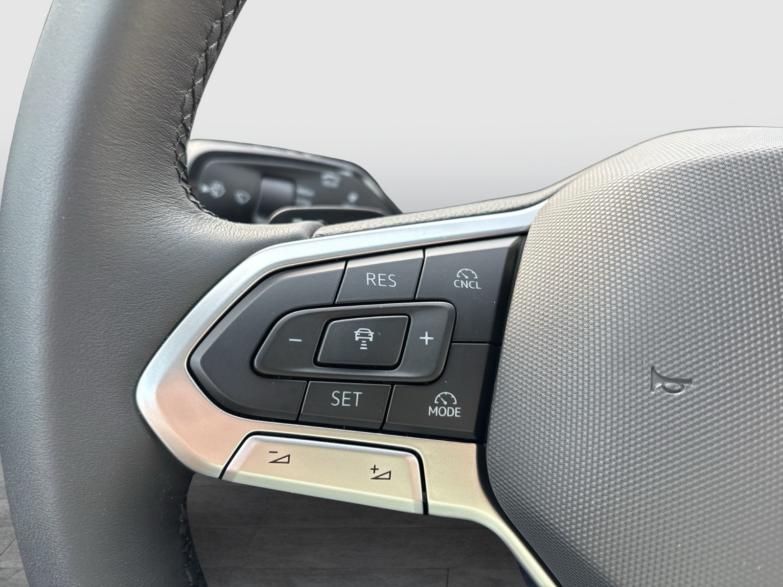 Volkswagen Tiguan 1.5 HYBRID LIFE CAM ACC LM18 CARPLAY