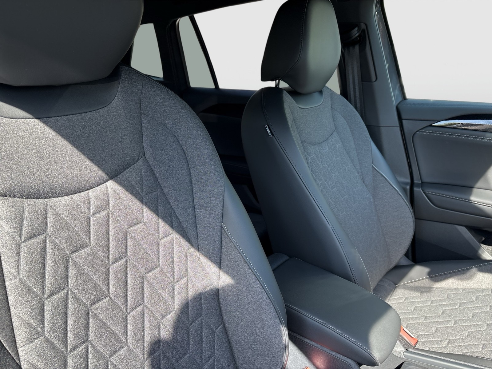 Volkswagen Tiguan 1.5 HYBRID LIFE CAM ACC LM18 CARPLAY