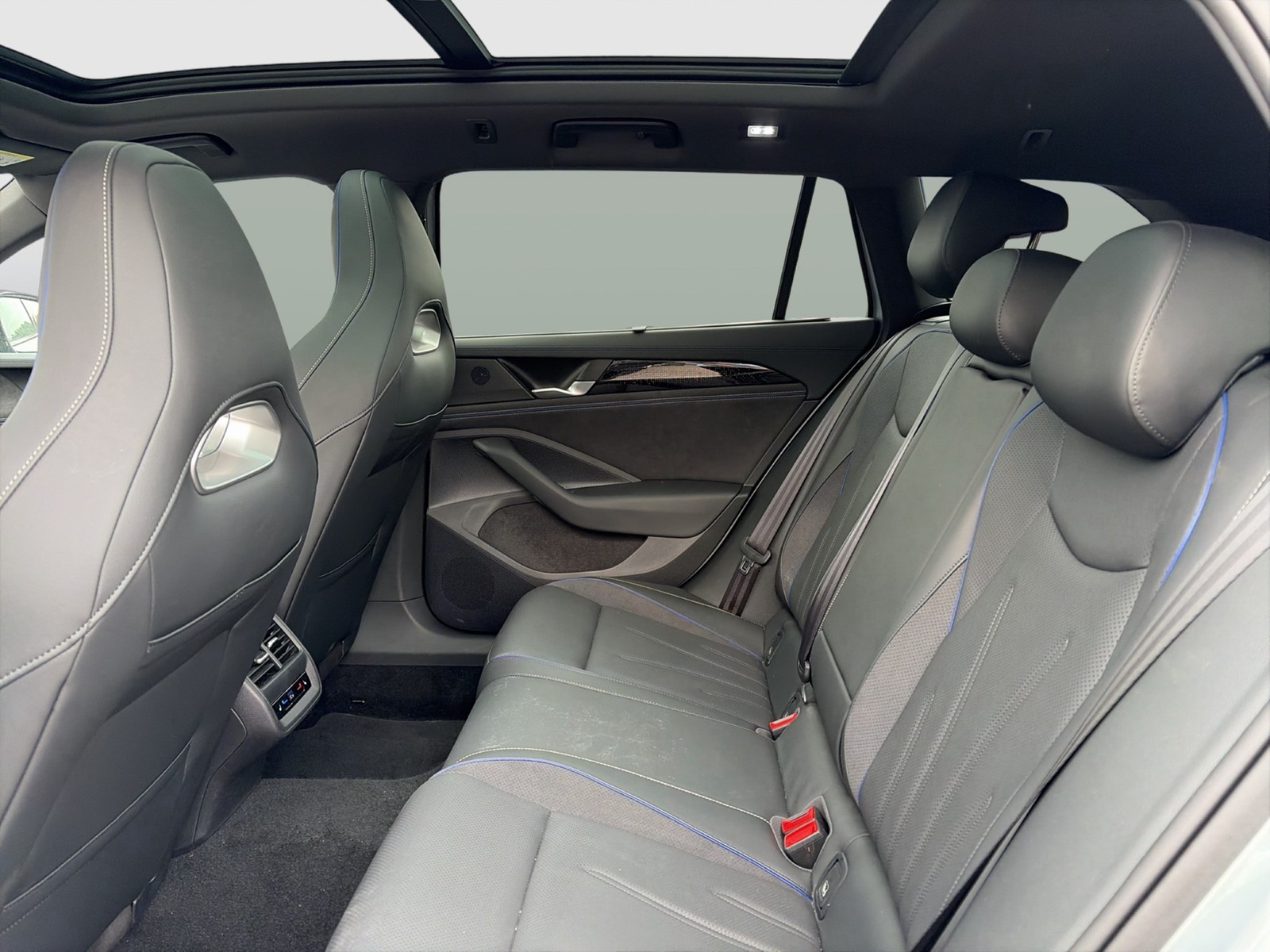 Volkswagen Passat Variant 1.5 HYBRID R-LINE LEDER PANO AHK