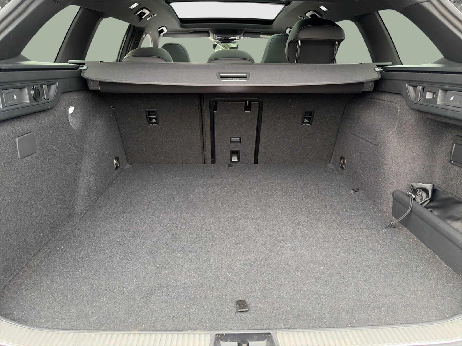 Volkswagen Passat Variant 1.5 HYBRID R-LINE LEDER PANO AHK