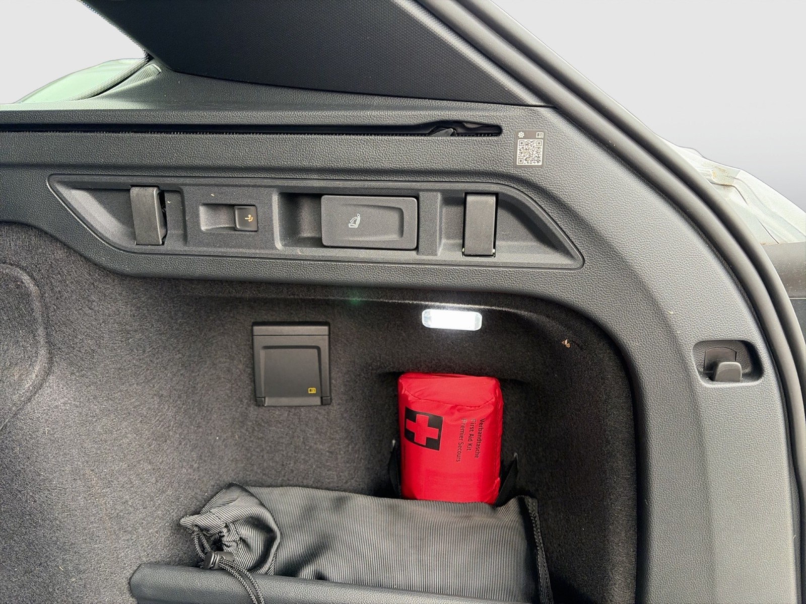 Volkswagen Passat Variant 1.5 HYBRID R-LINE LEDER PANO AHK