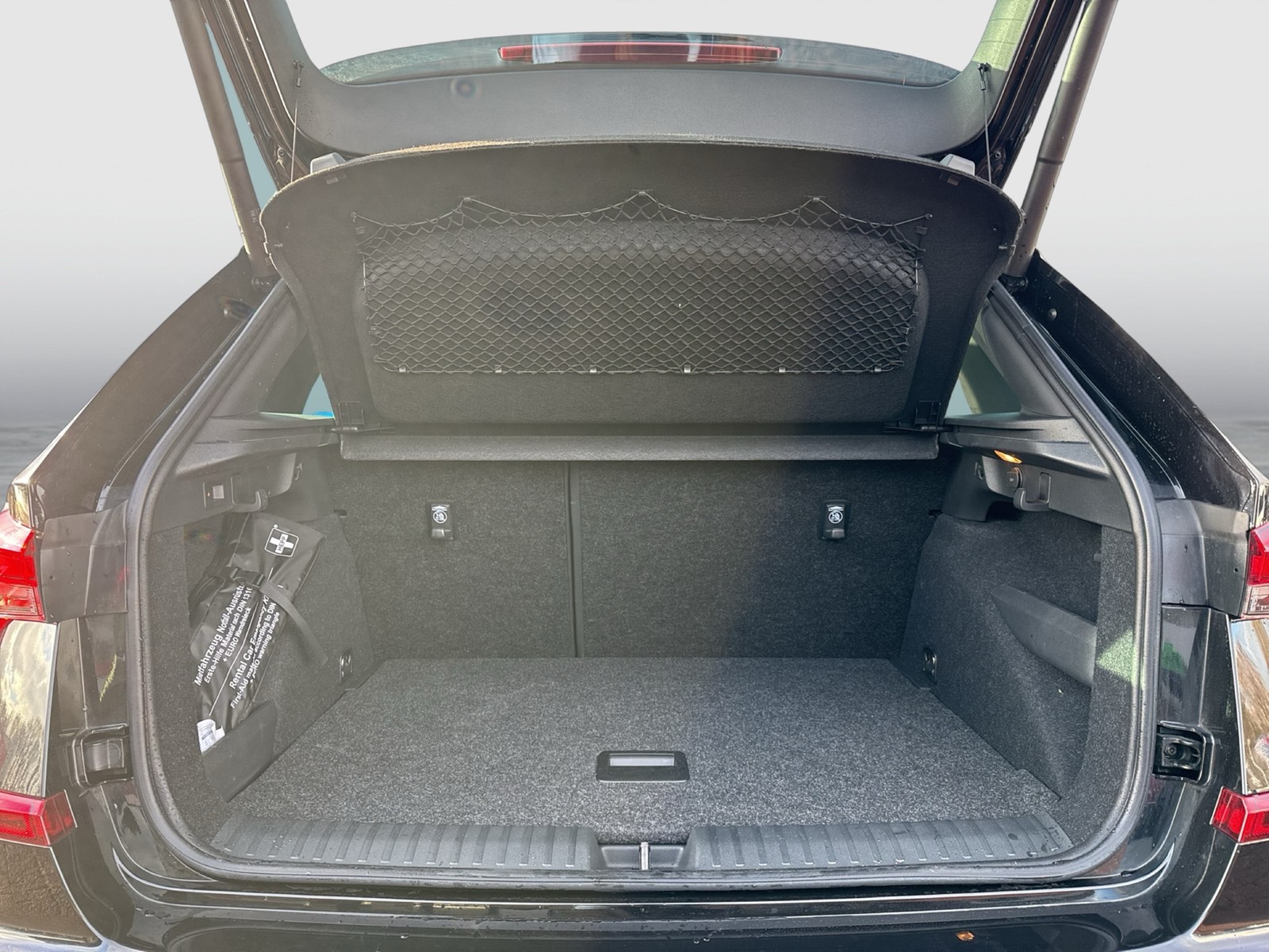 Skoda Kamiq 1.5 TOUR BLACKPACKAGE PANO AHK CAM EKLAPPE