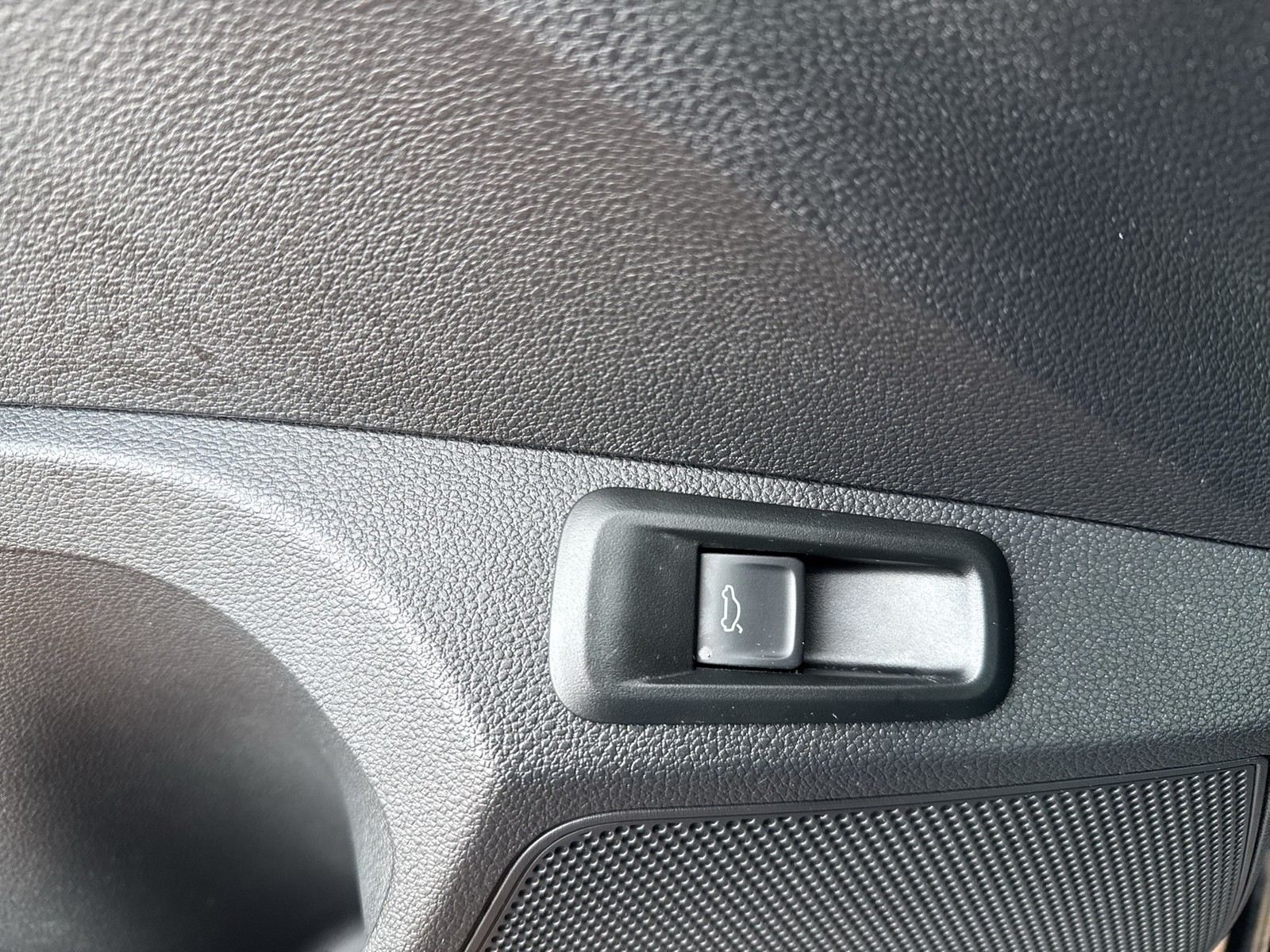 Skoda Kamiq 1.5 TOUR BLACKPACKAGE PANO AHK CAM EKLAPPE