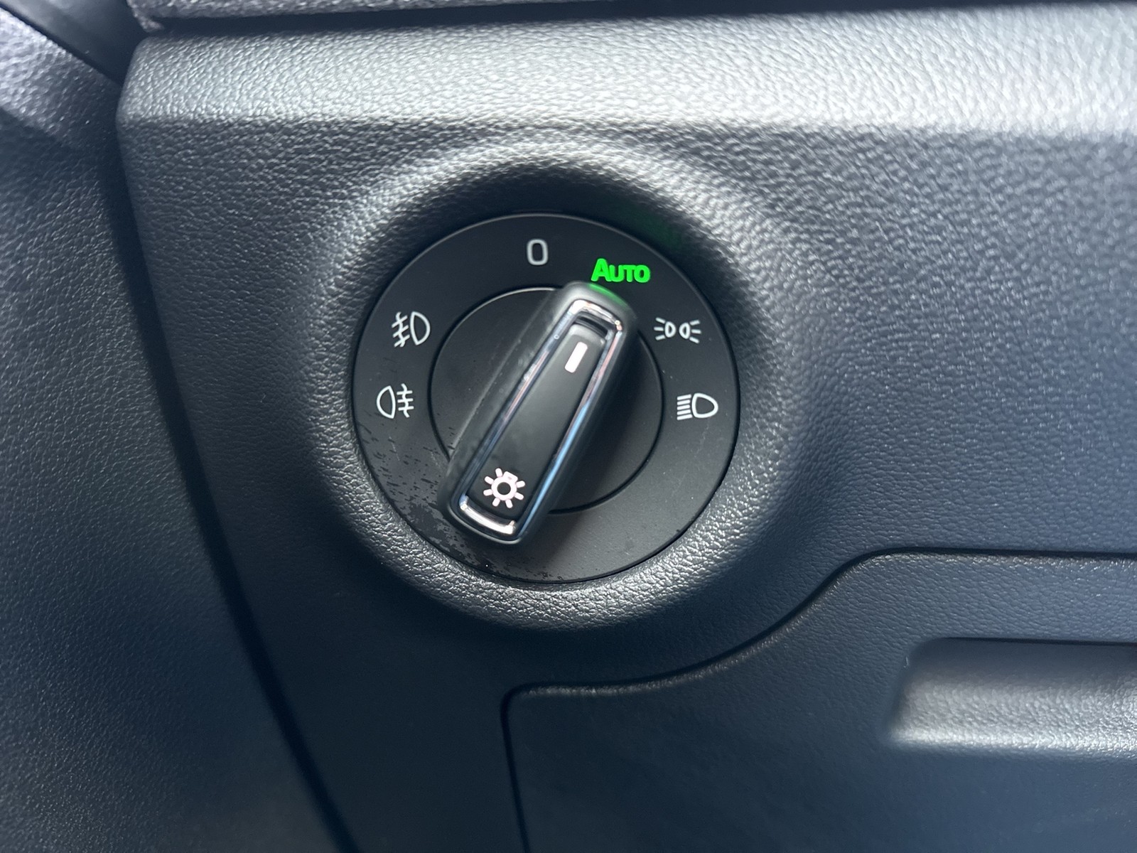 Skoda Kamiq 1.5 TOUR BLACKPACKAGE PANO AHK CAM EKLAPPE