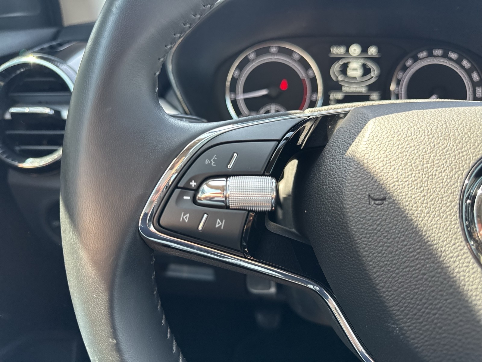 Skoda Fabia 1.0 TOUR NAVI ALU CARPLAY SITZHEIZUNG