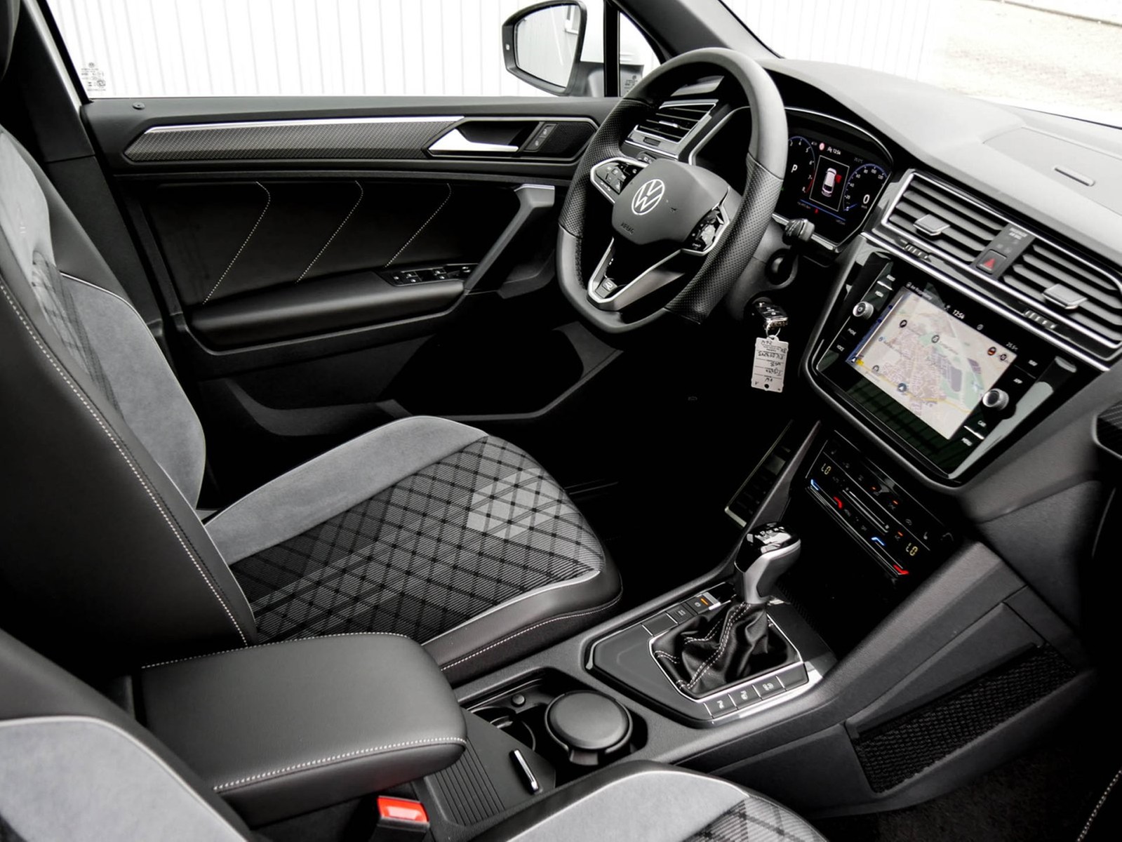 Volkswagen Tiguan 2.0 R-LINE STANDHZ. AHK CAM ACC LM19 NAVI