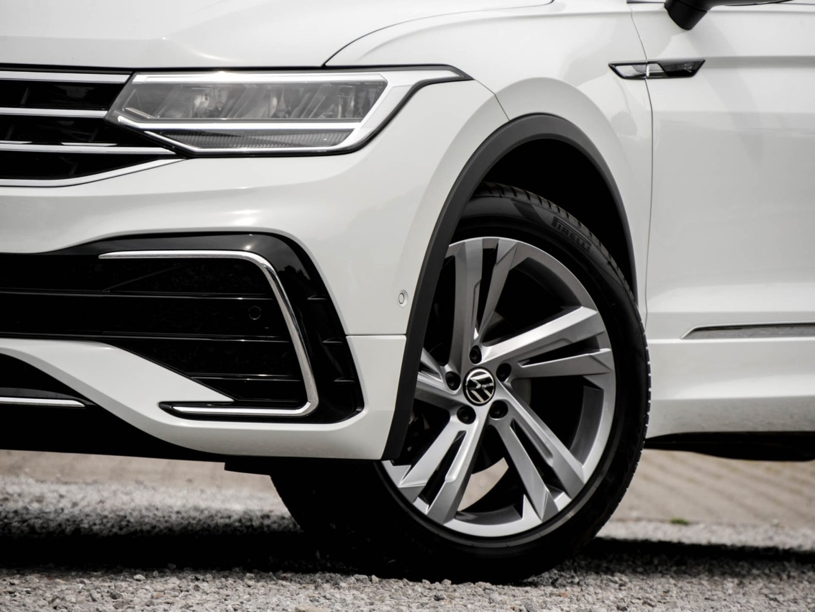 Volkswagen Tiguan 2.0 R-LINE STANDHZ. AHK CAM ACC LM19 NAVI